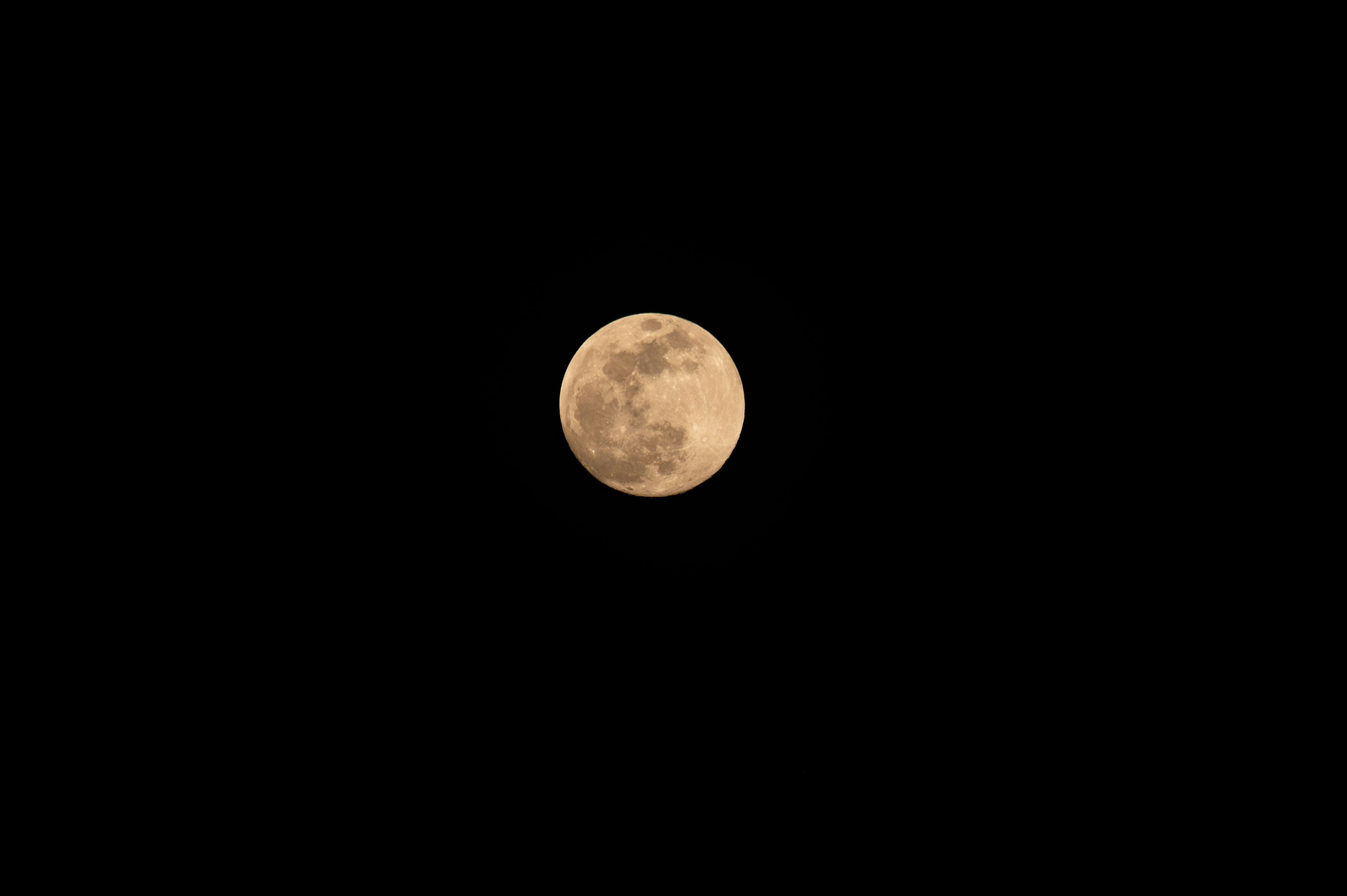 Helle orangefarbene Vollmond im Nachthimmel