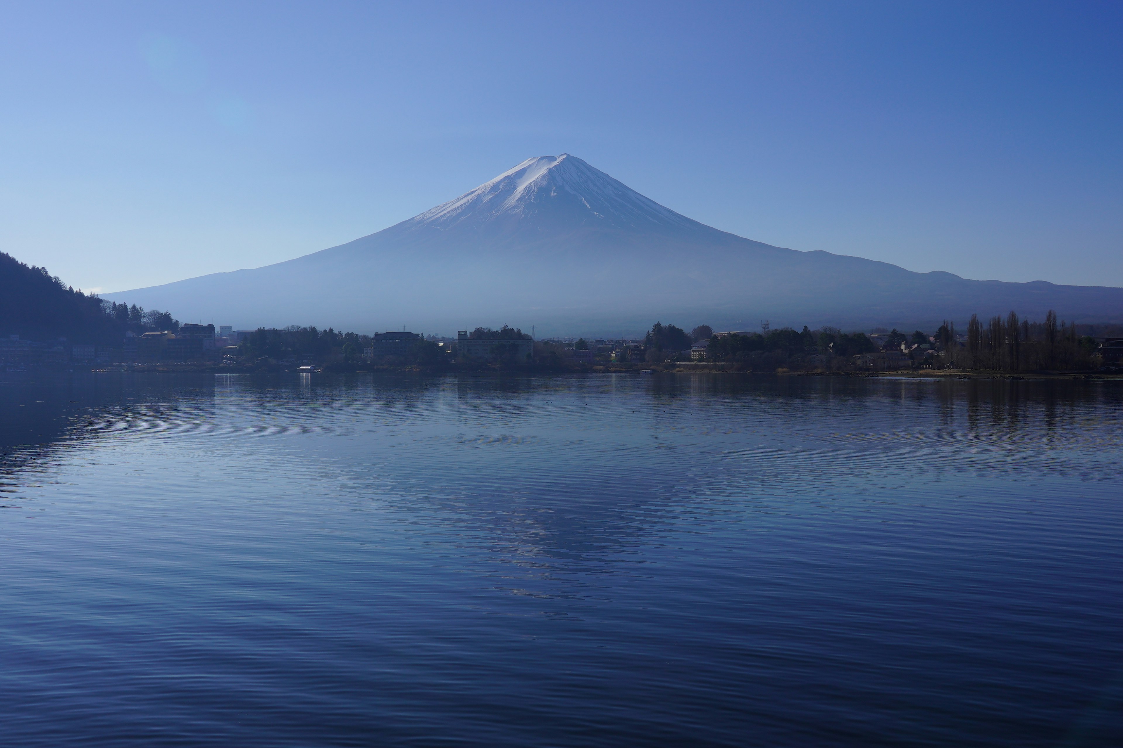 Pemandangan indah Gunung Fuji dengan refleksi di danau tenang