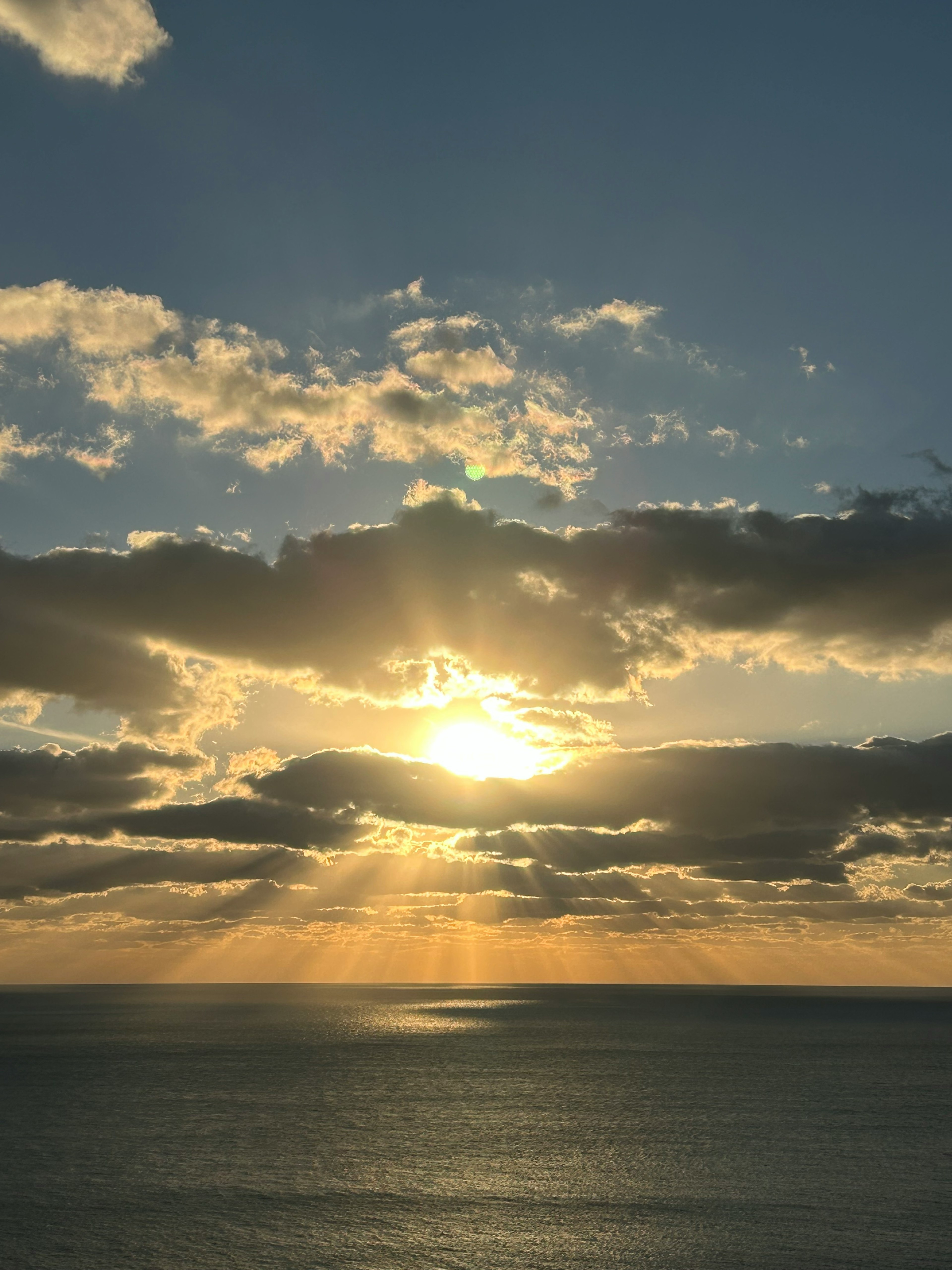 Magnifique coucher de soleil se reflétant sur l'océan