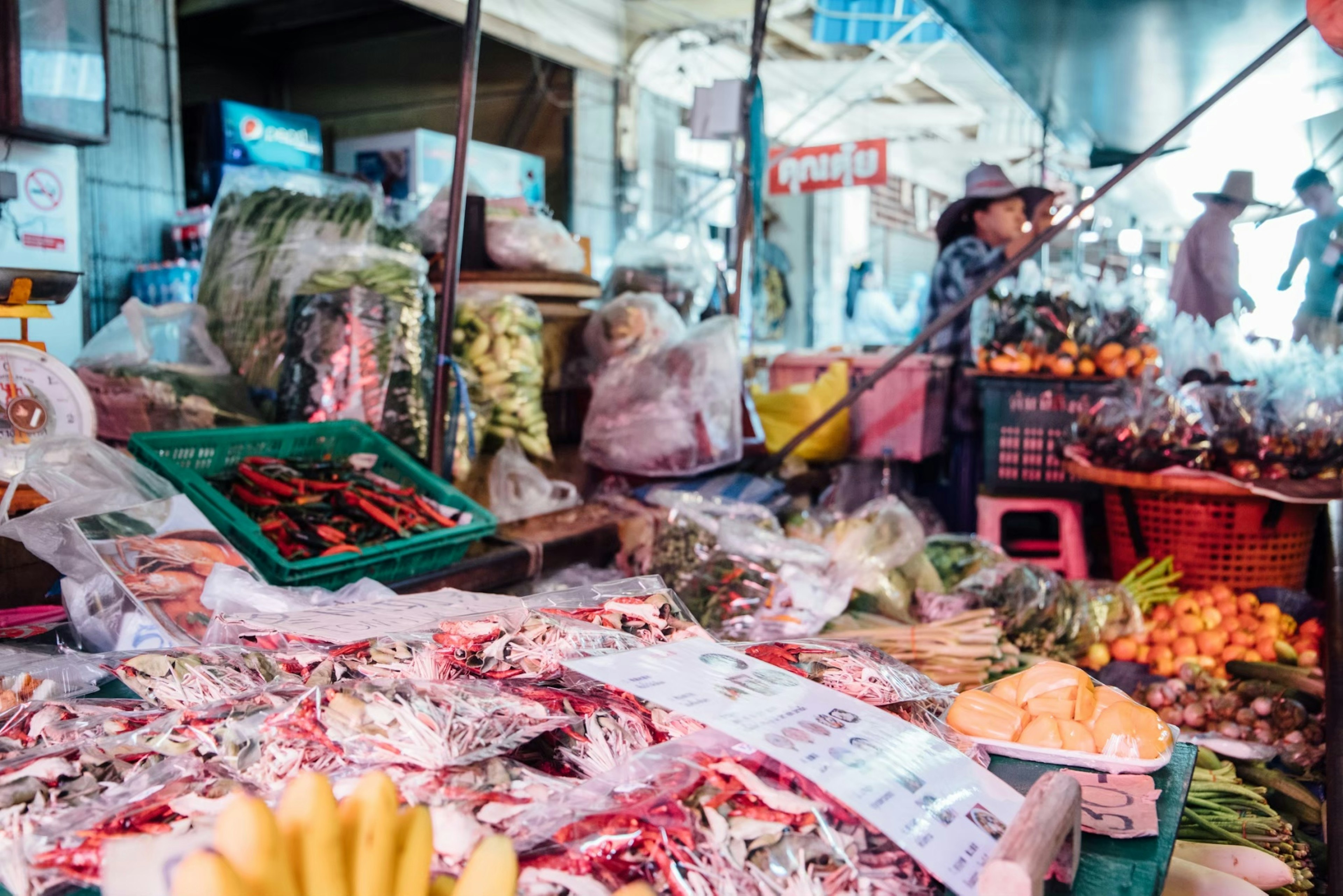 Trưng bày rau và trái cây tươi nhiều màu sắc tại chợ