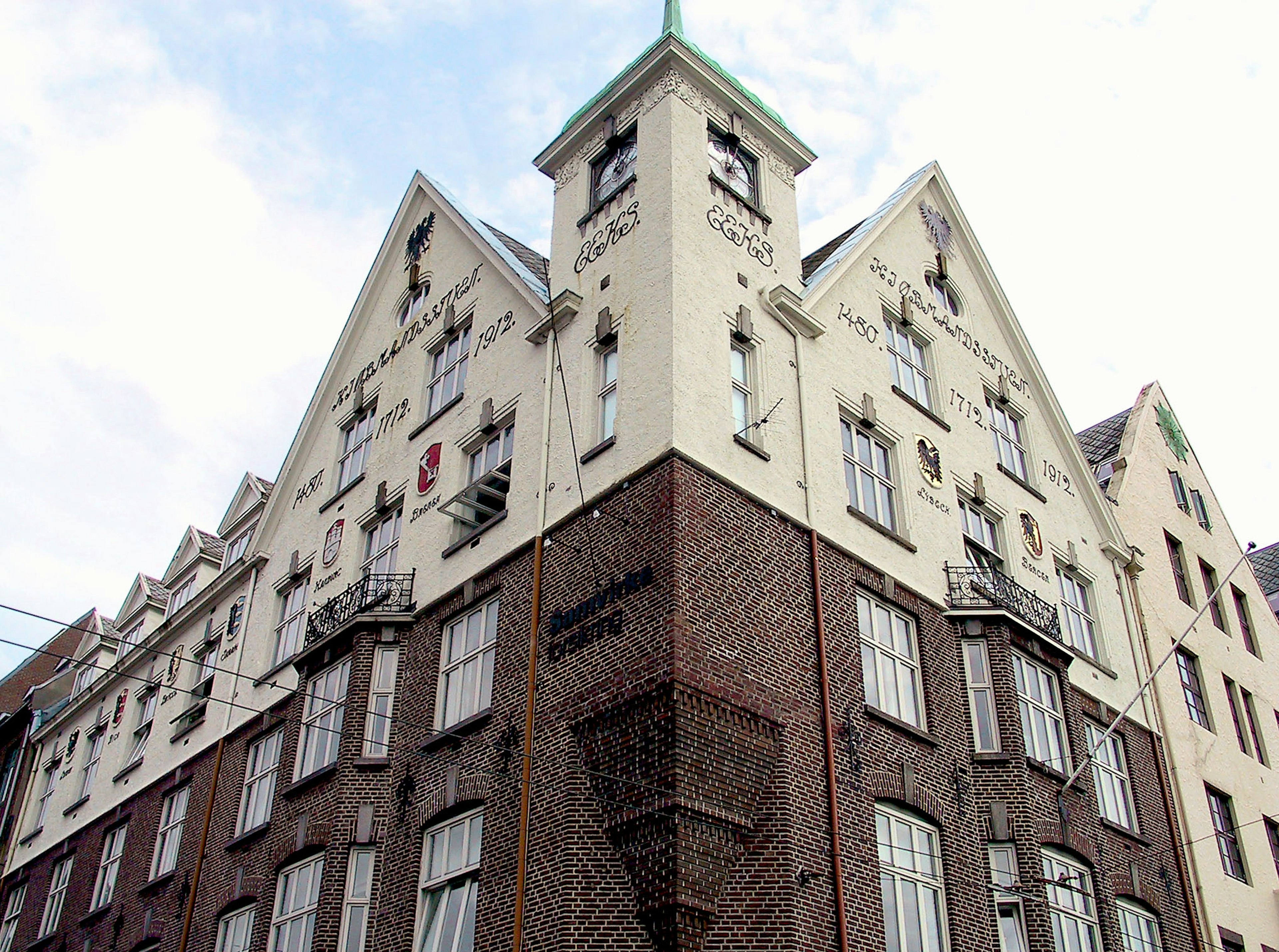 Vue d'angle d'un bâtiment historique avec un toit distinctif