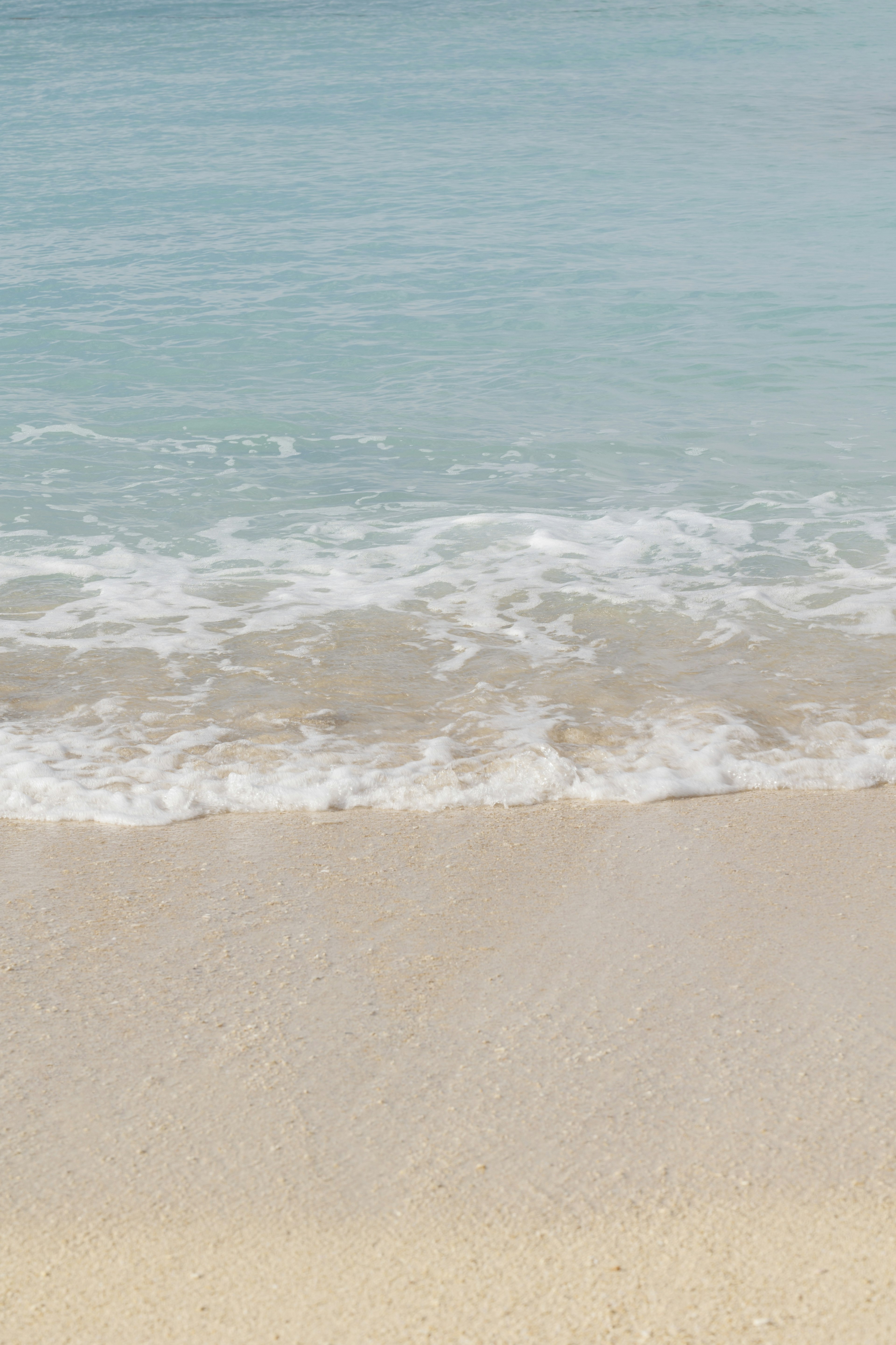 Pemandangan laut tenang dan pantai pasir