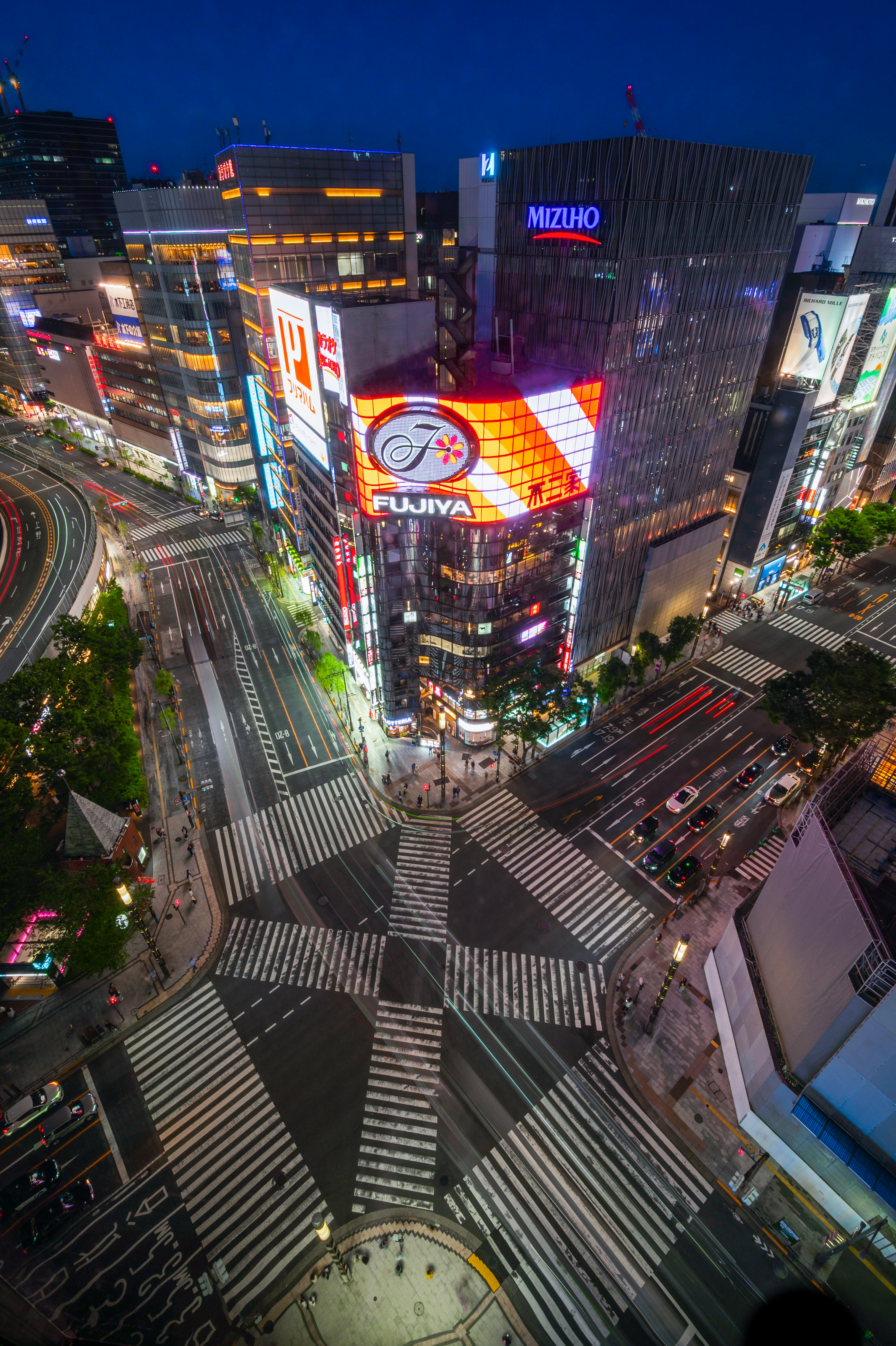 Pemandangan udara persimpangan Tokyo di malam hari dengan papan iklan neon dan lalu lintas