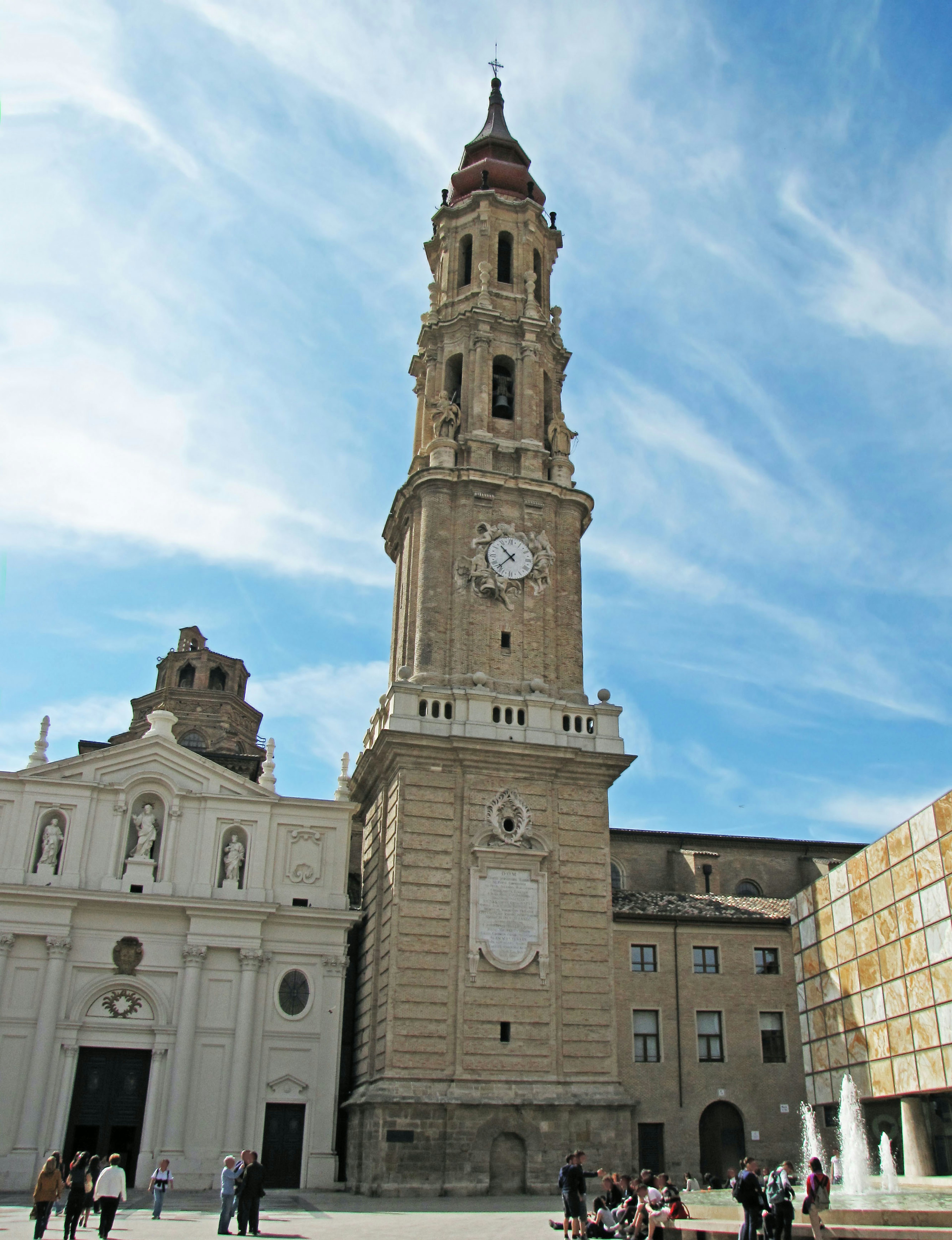 Historischer Glockenturm und Kirchengebäude unter einem schönen blauen Himmel