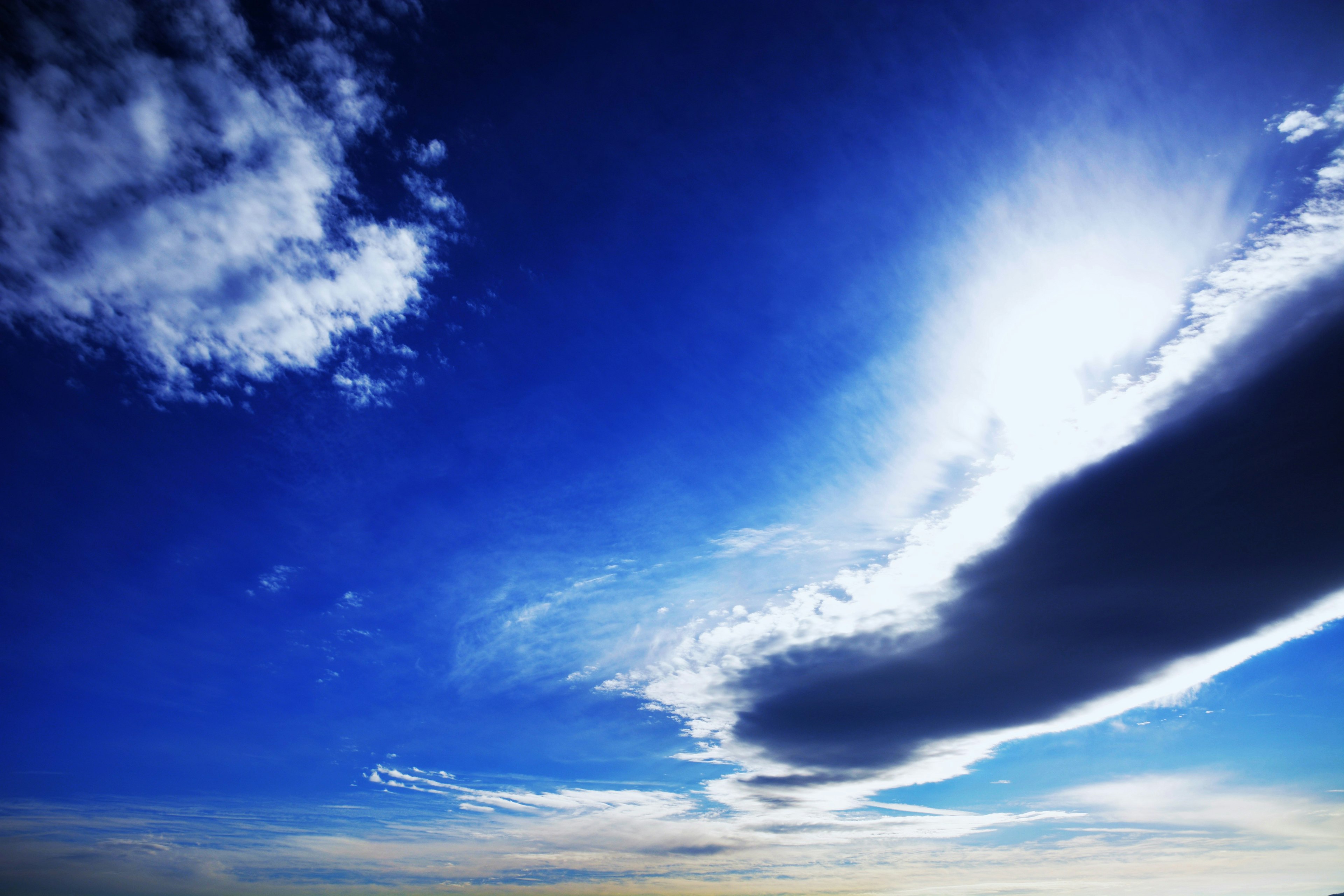 Hermoso paisaje con cielo azul y nubes blancas