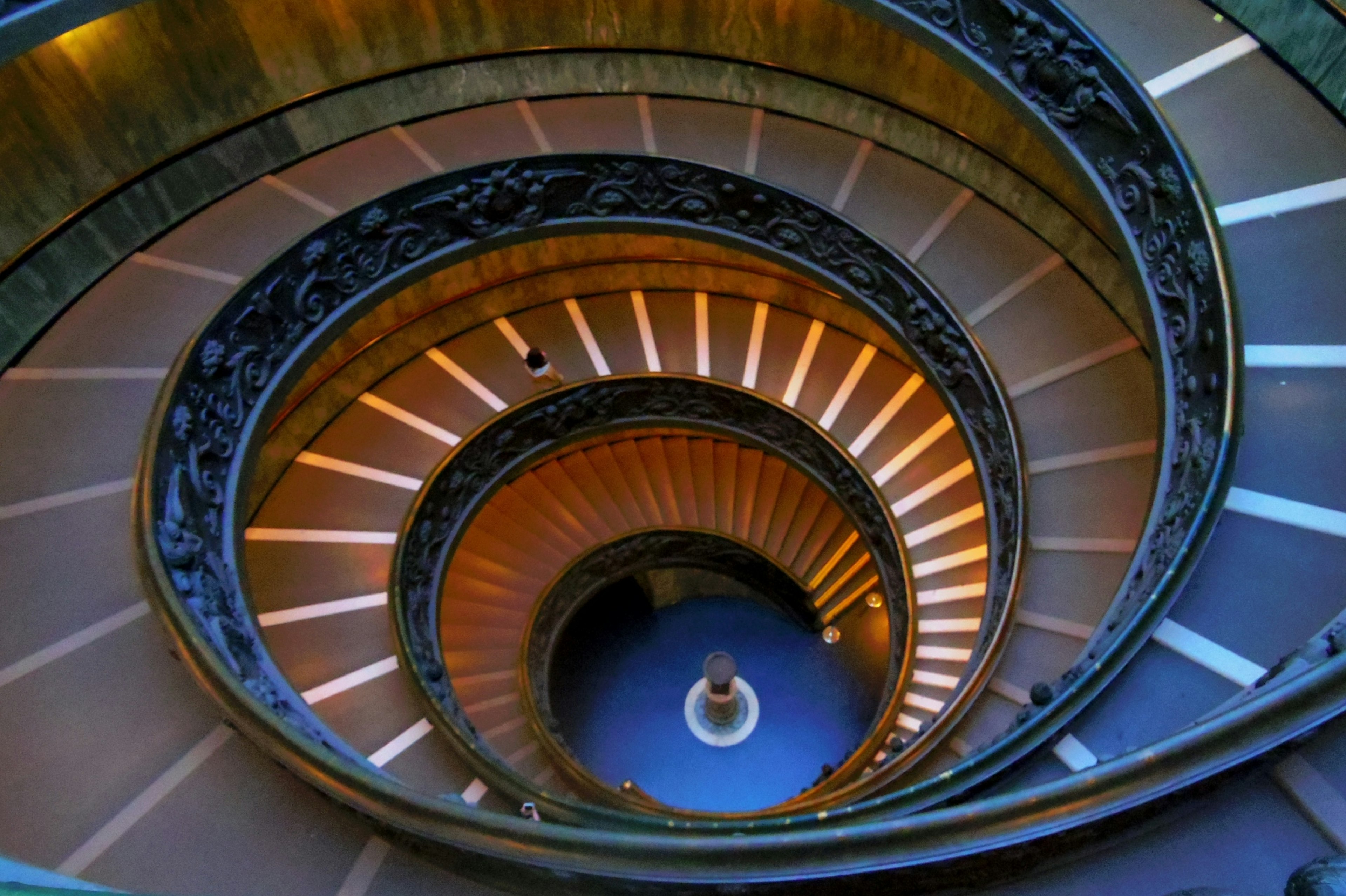 Vue du dessus de l'escalier en spirale au Vatican Design et éclairage magnifiques