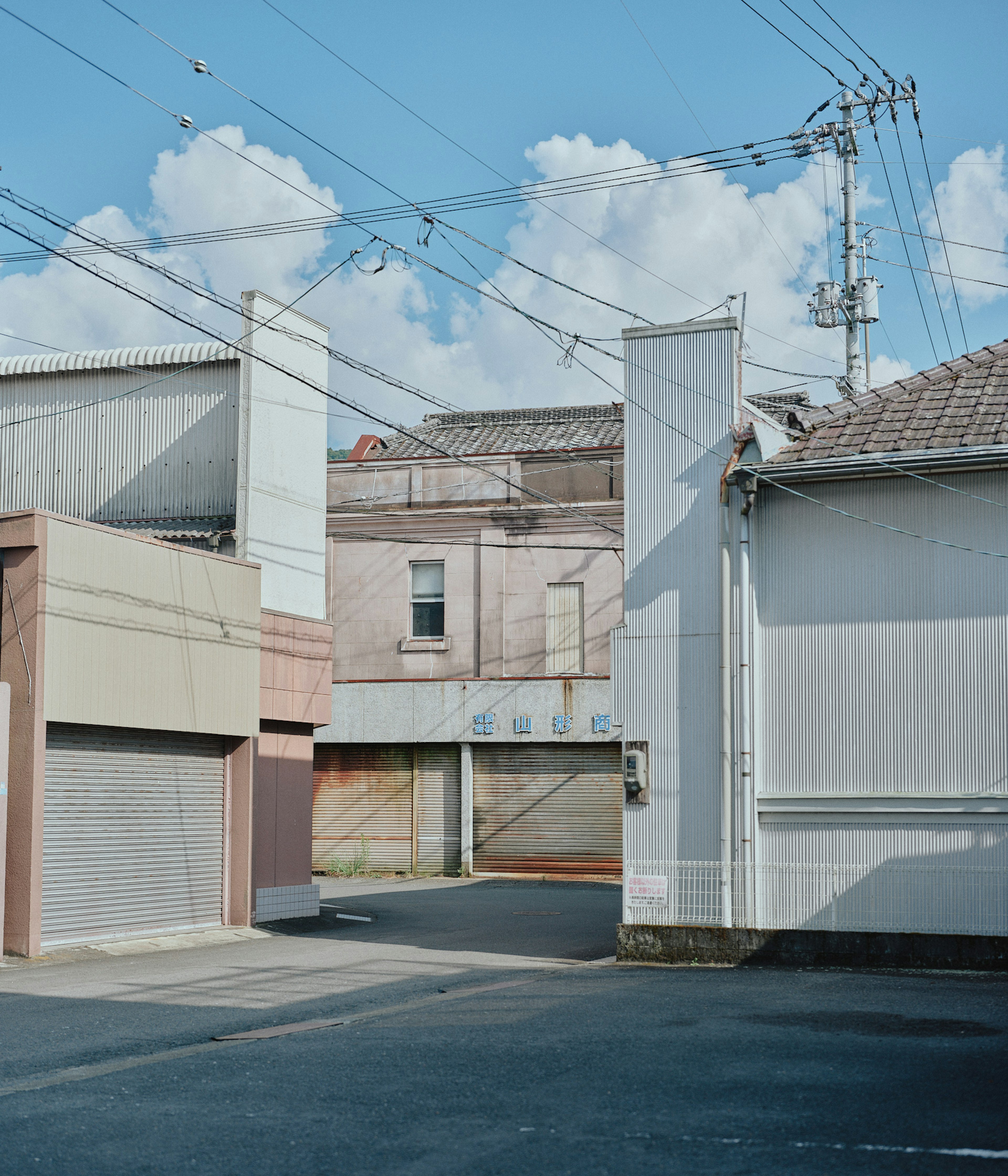 藍天下有舊建築的狹窄街道