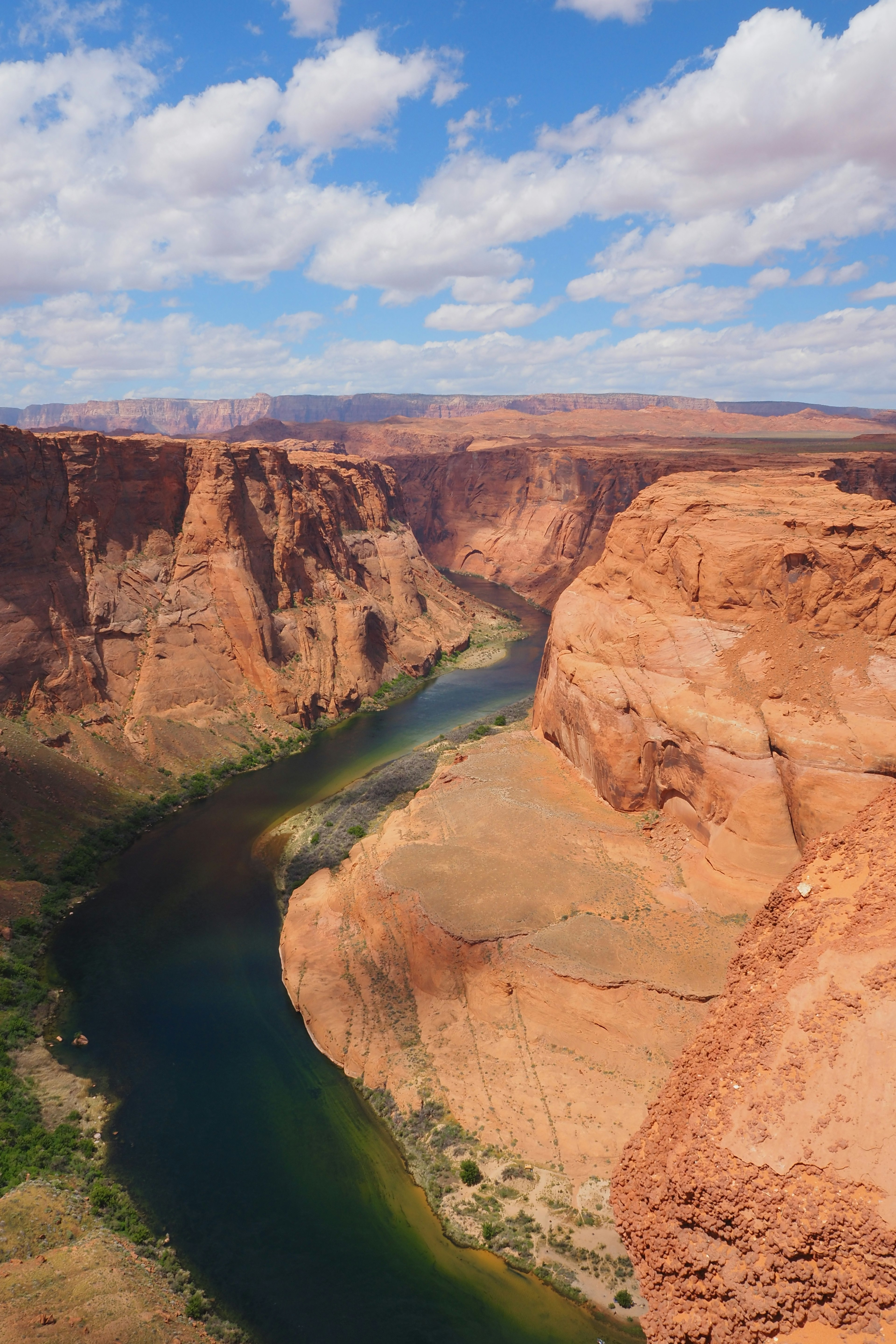 วิวที่น่าทึ่งของ Horseshoe Bend พร้อมกับแม่น้ำสีเขียวที่คดเคี้ยว