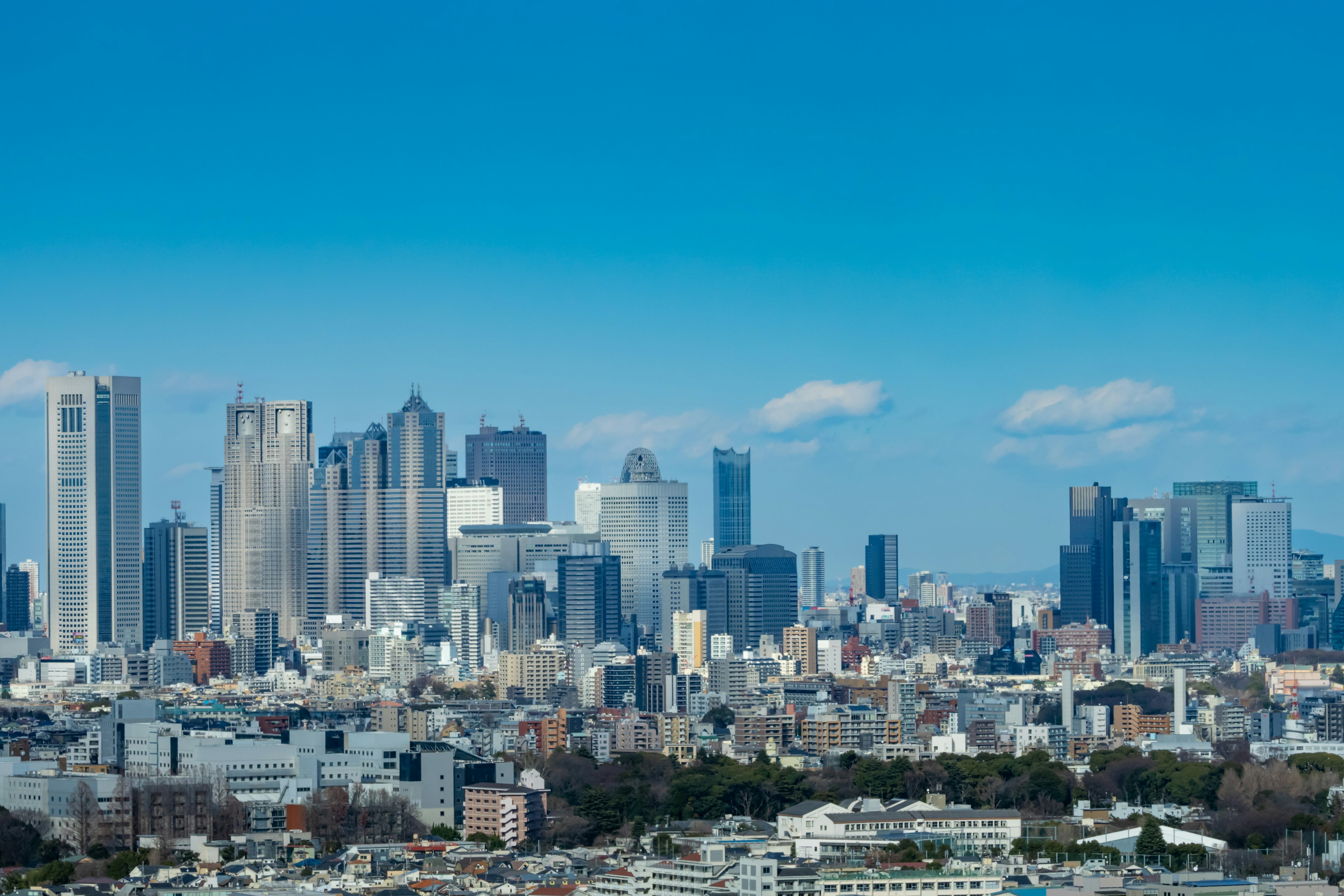 Garis langit Tokyo dengan gedung tinggi dan langit biru jernih