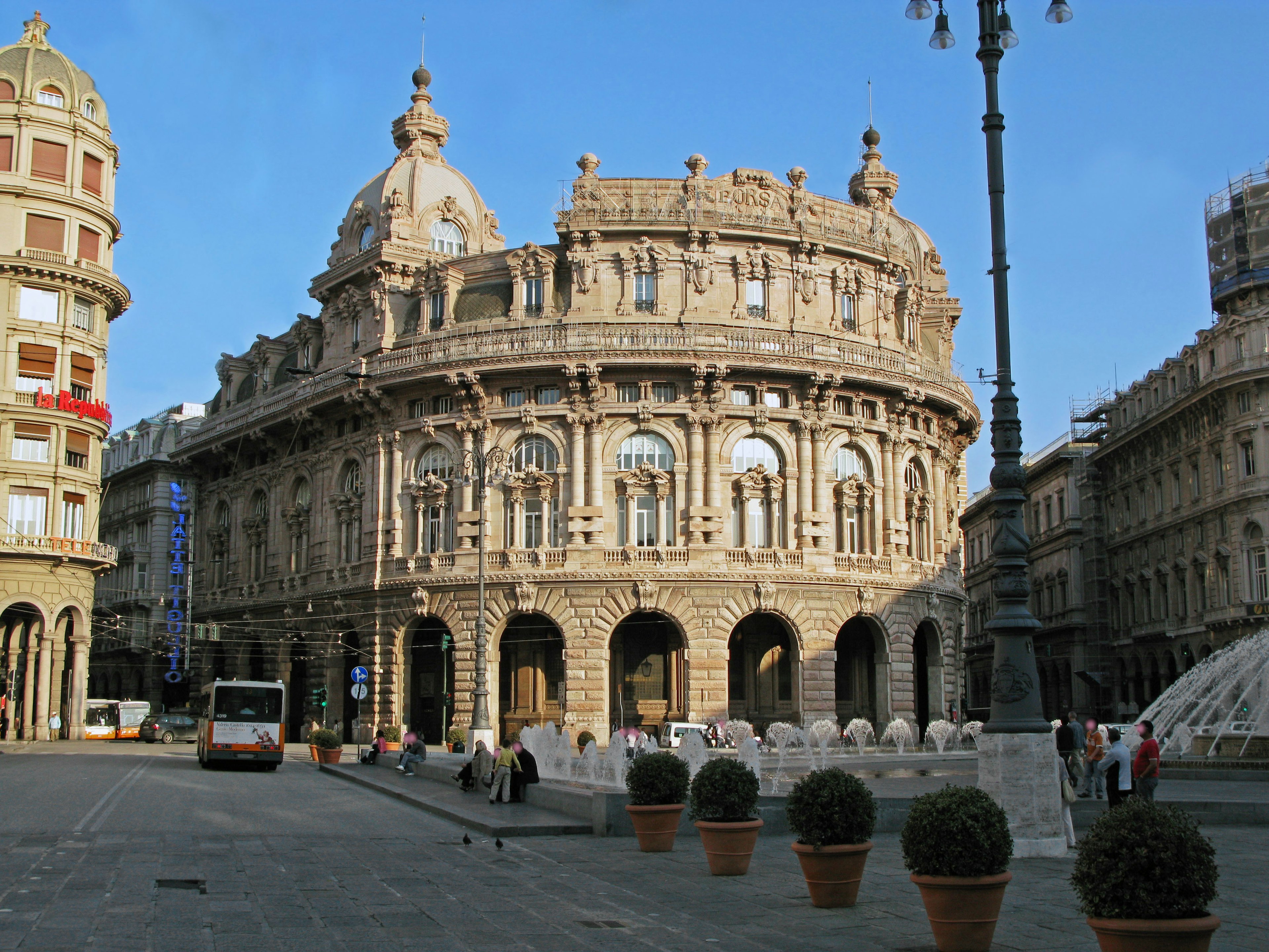 Eine schöne architektonische Fassade auf einem Platz