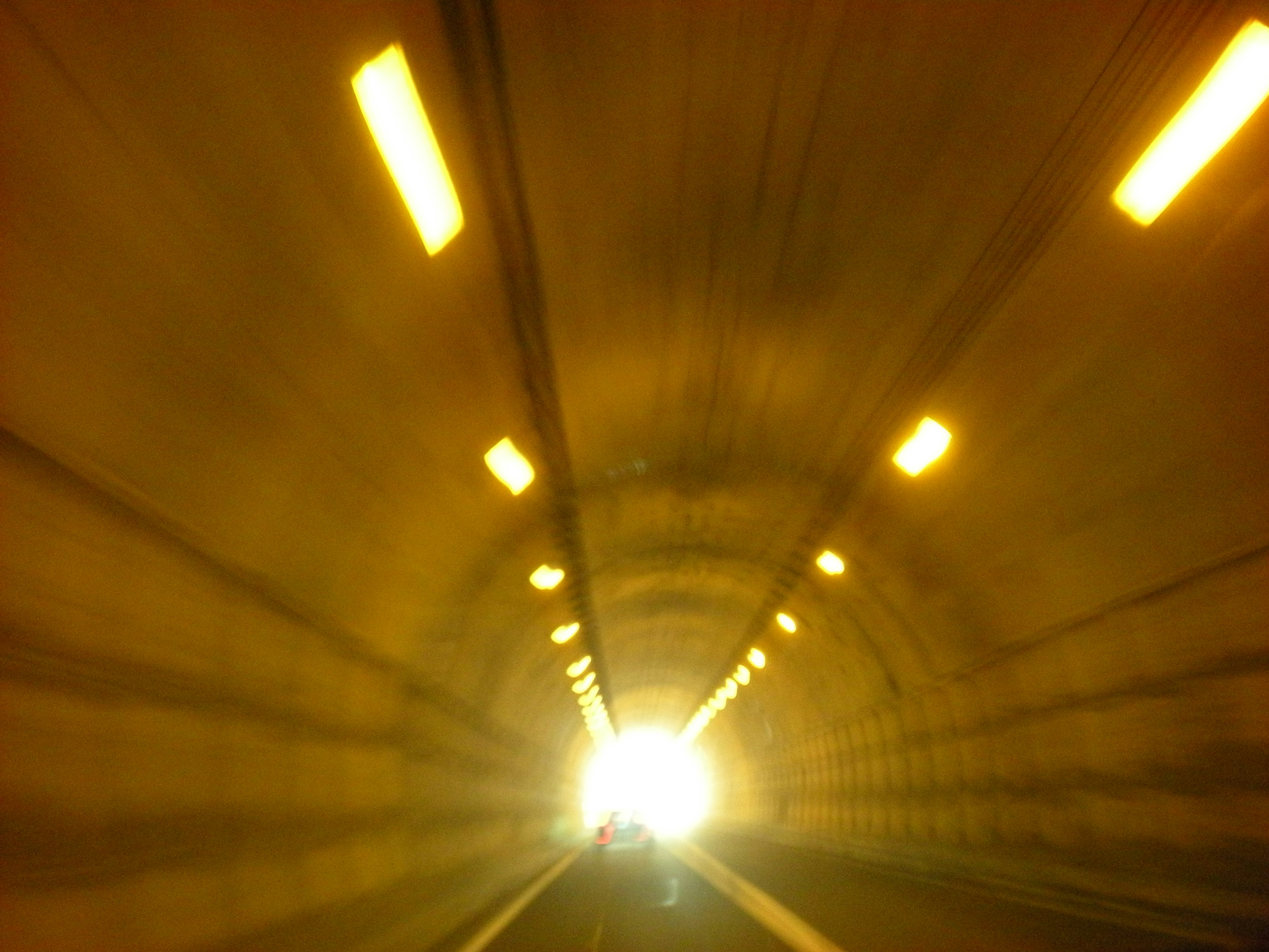 Bild zeigt das Innere eines Tunnels mit Licht am Ausgang