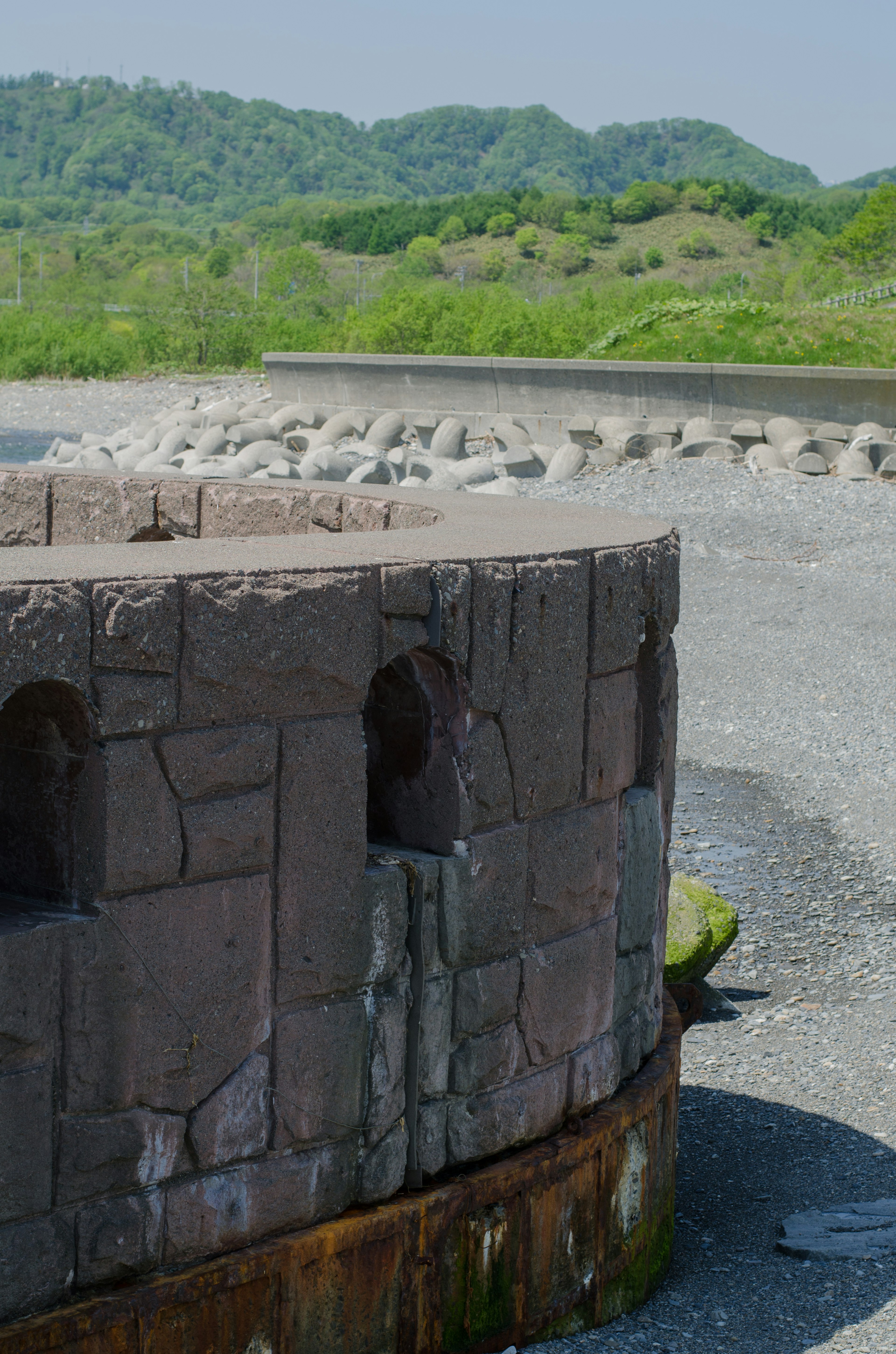 Structure en pierre circulaire avec vue sur des collines verdoyantes