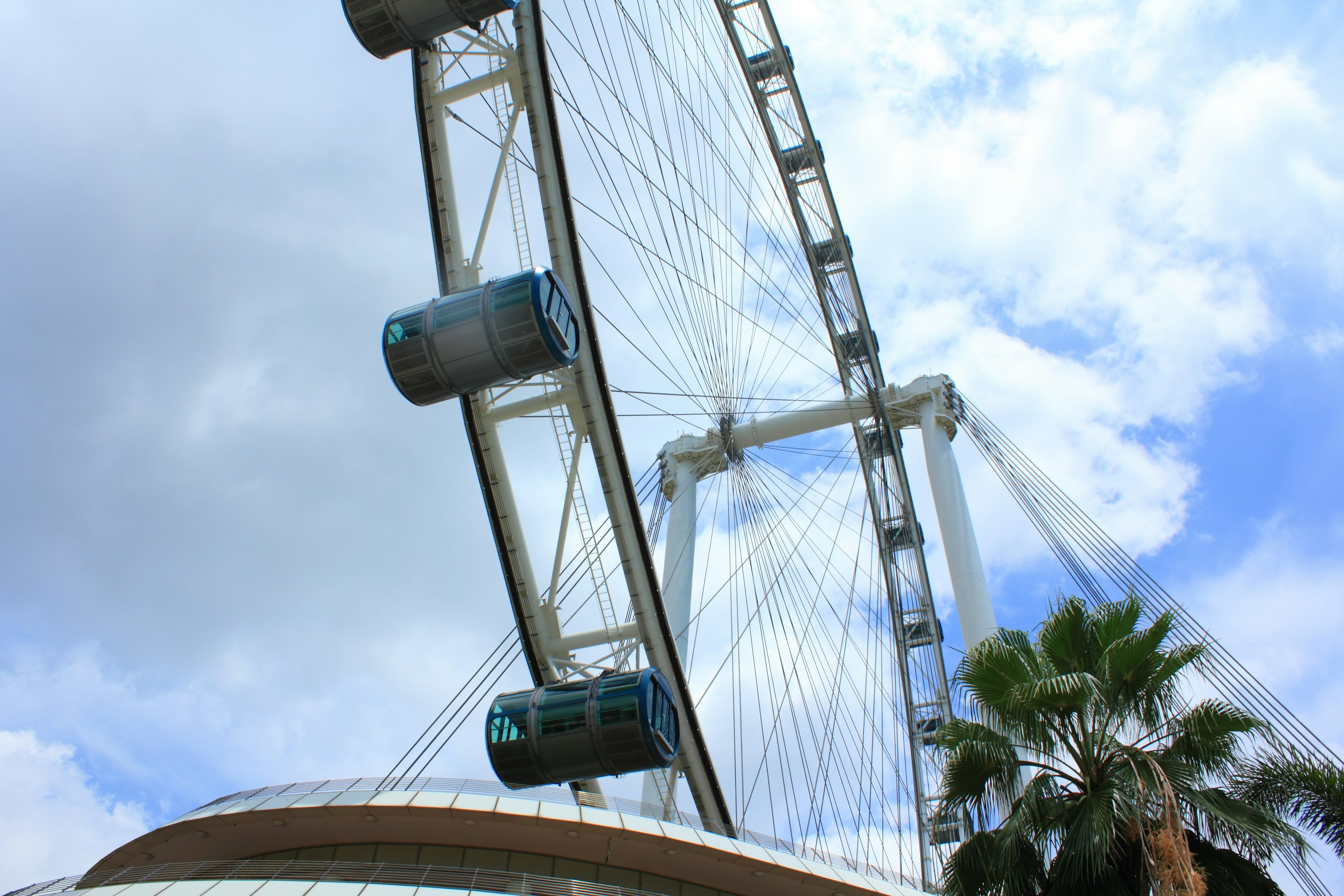 Grande roue contre un ciel bleu avec des cabines visibles