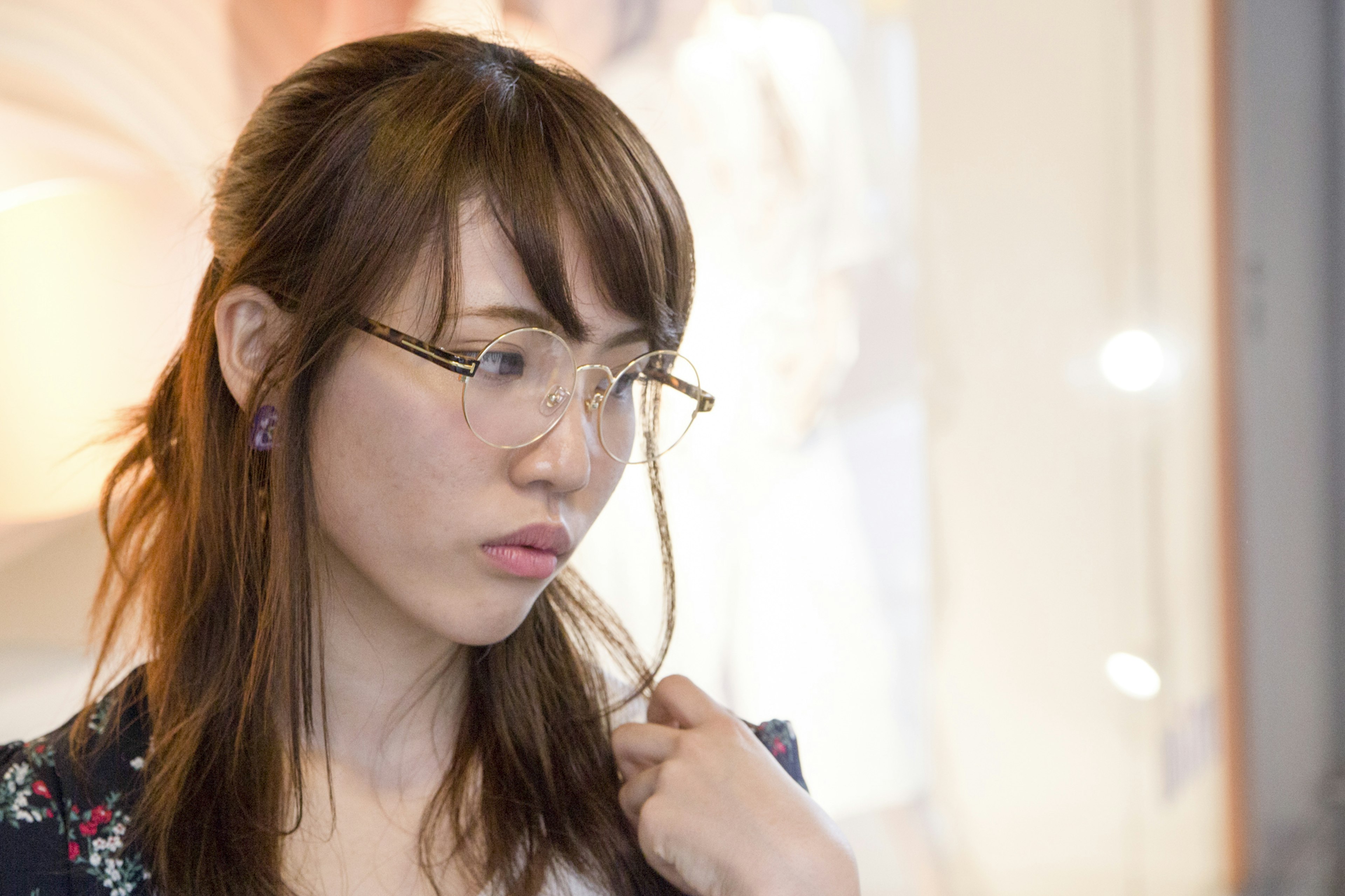 Portrait of a woman wearing glasses Natural expression and hairstyle Soft light in the background