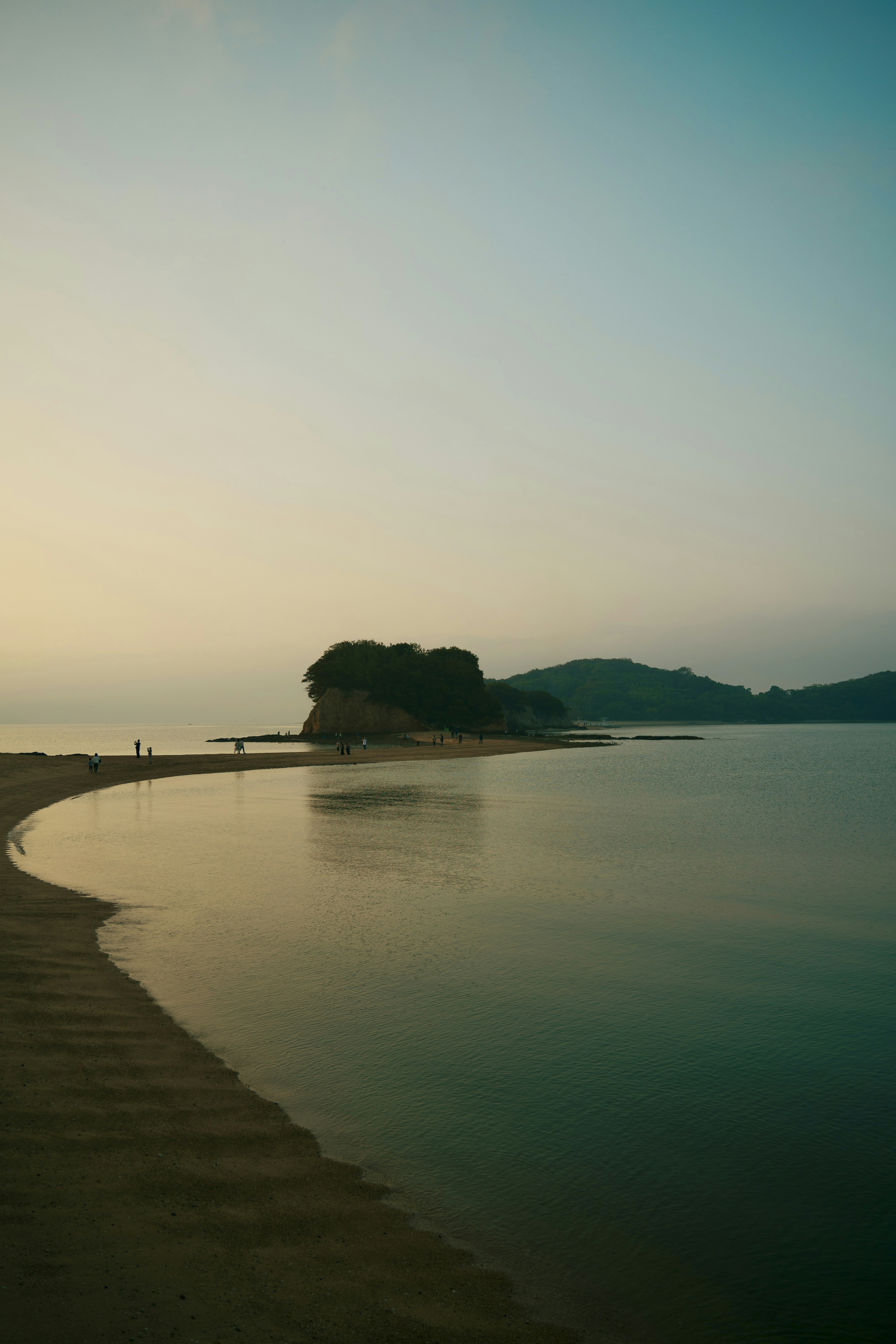 Paysage marin serein avec une île au crépuscule