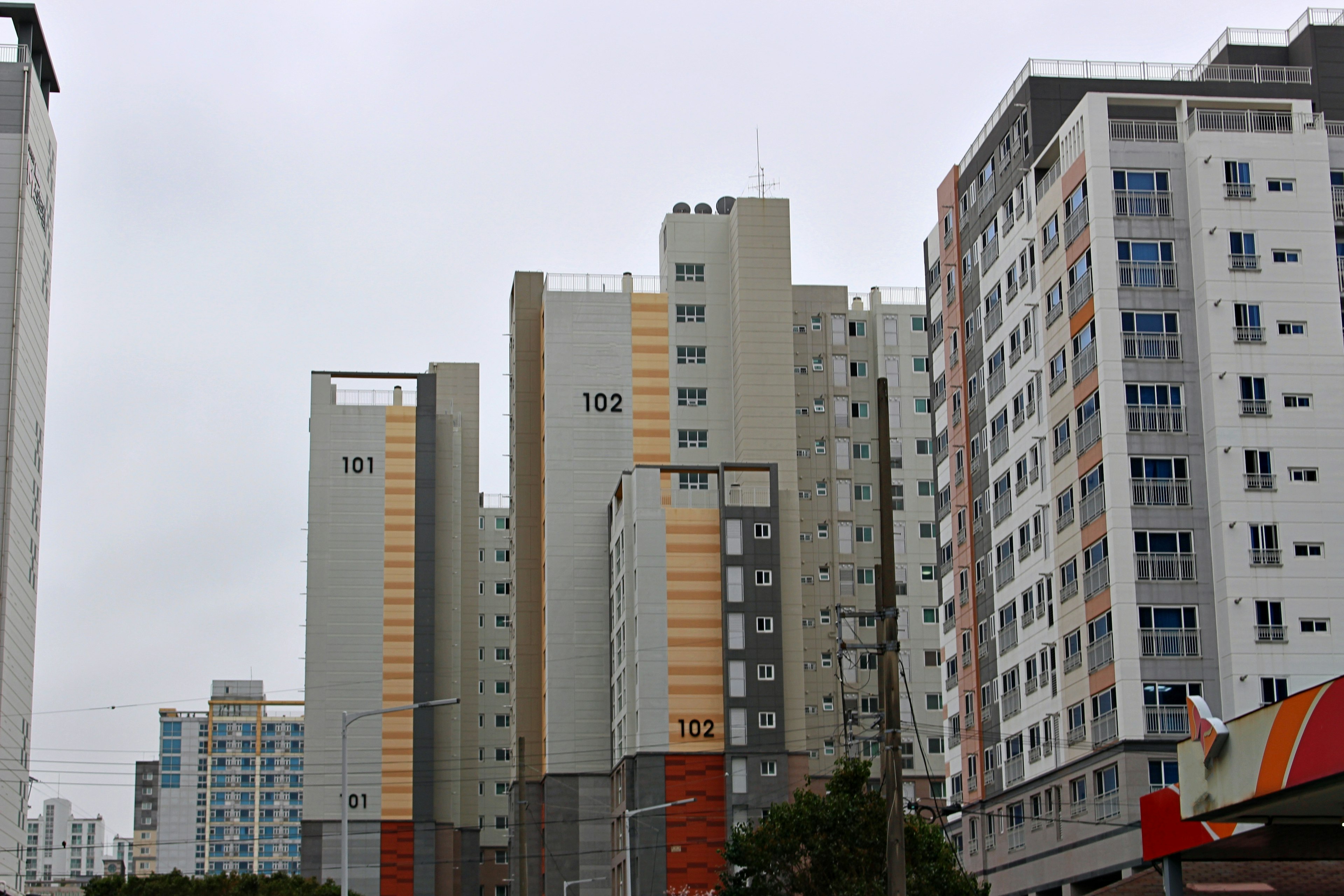 Paysage urbain avec des immeubles sous un ciel nuageux