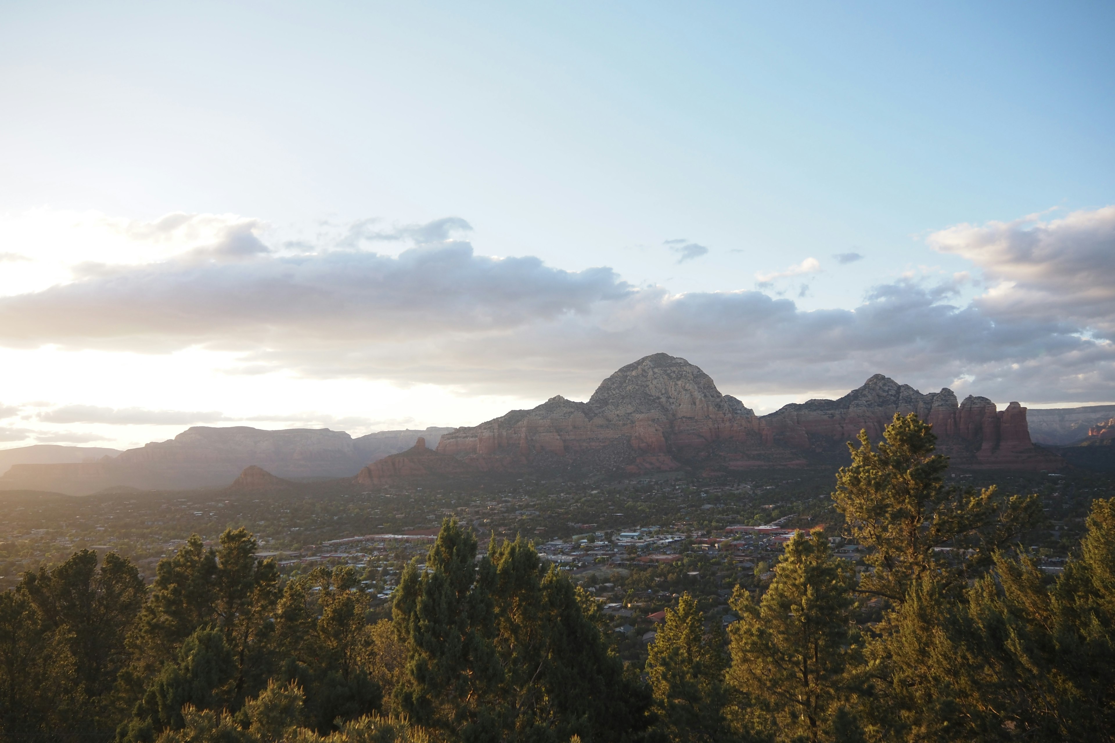 Malersicher Blick auf die Sedona Berge bei Sonnenuntergang