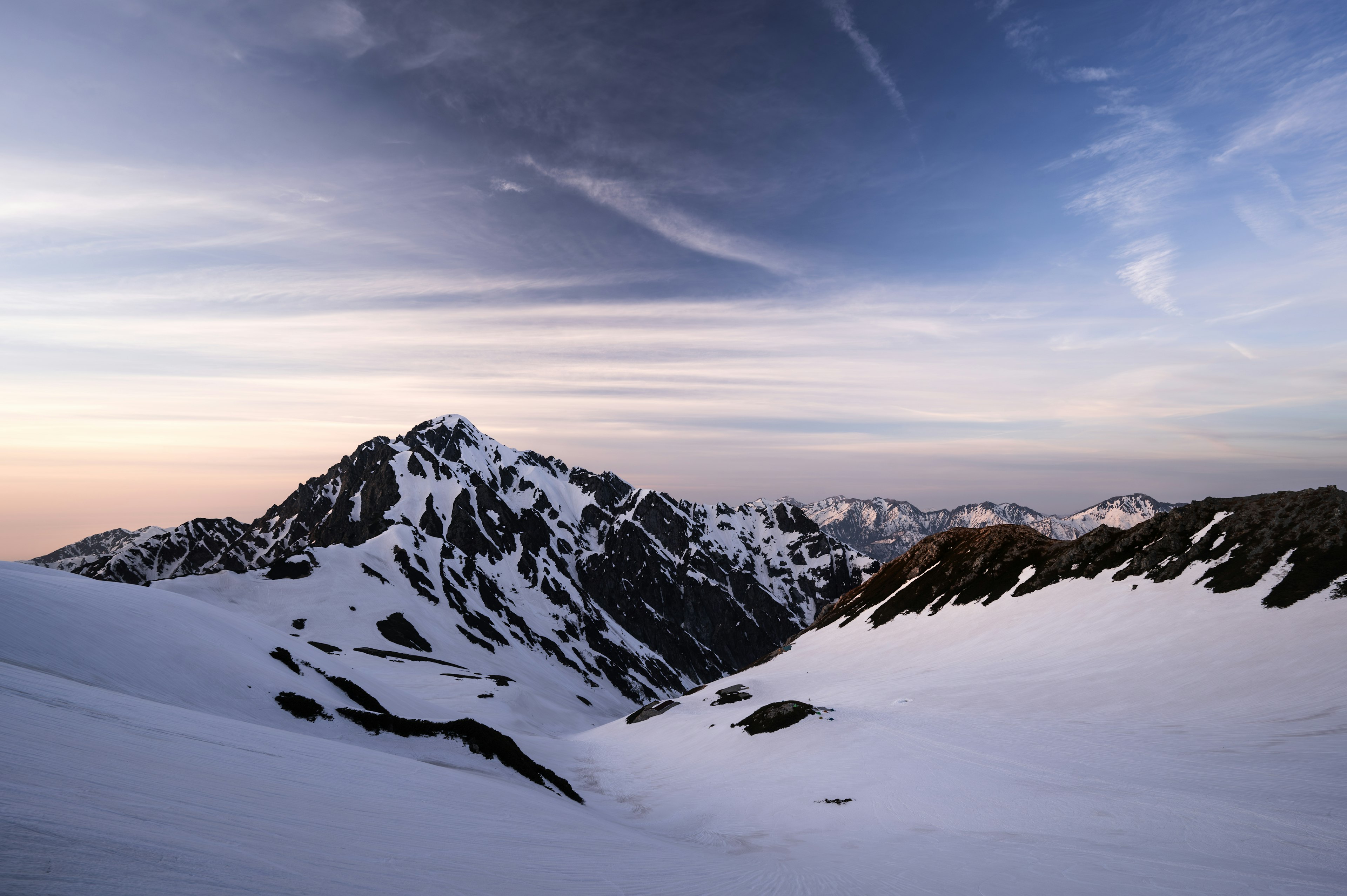 Montañas cubiertas de nieve bajo un cielo azul