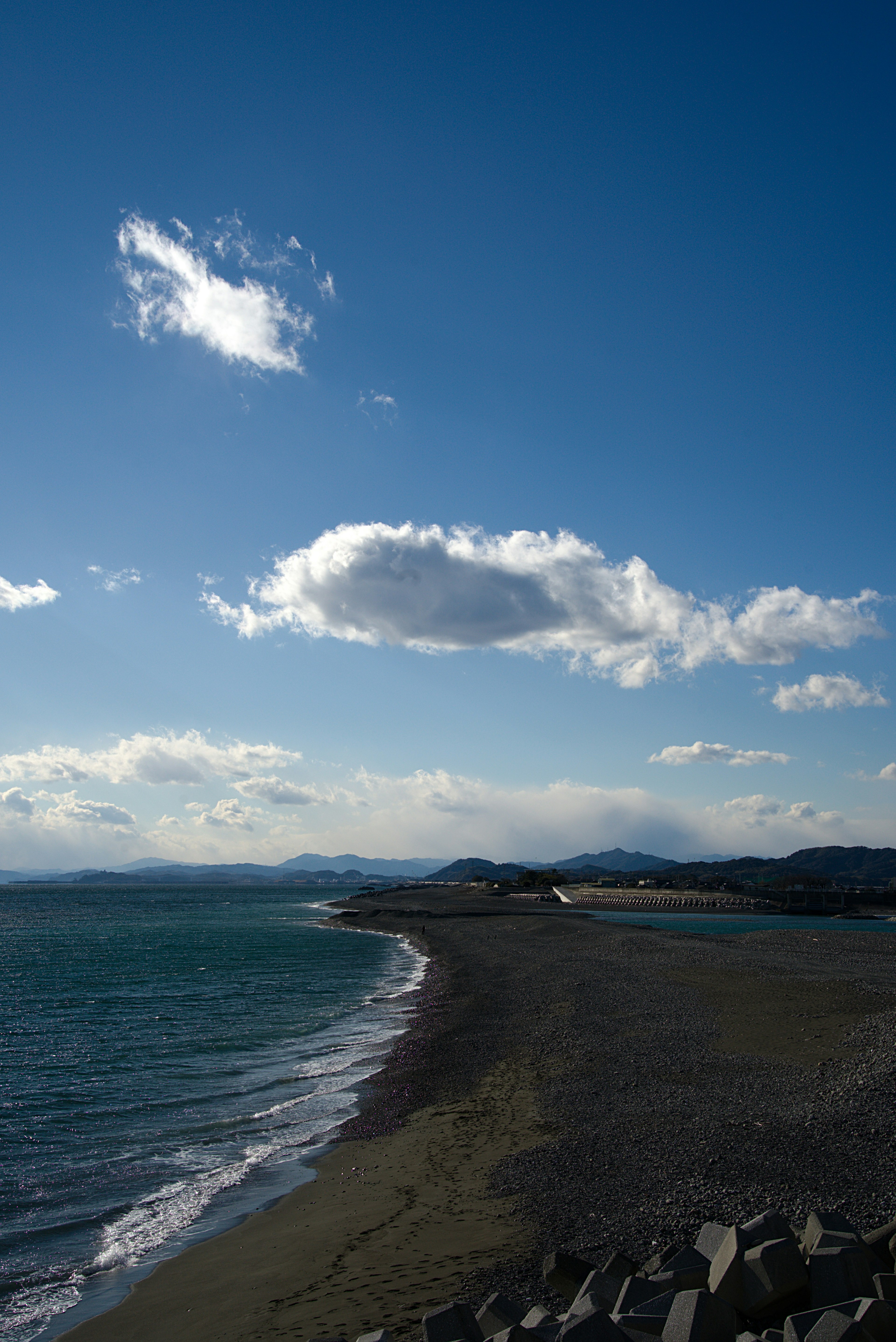 海岸線と青空の風景に雲が浮かぶ