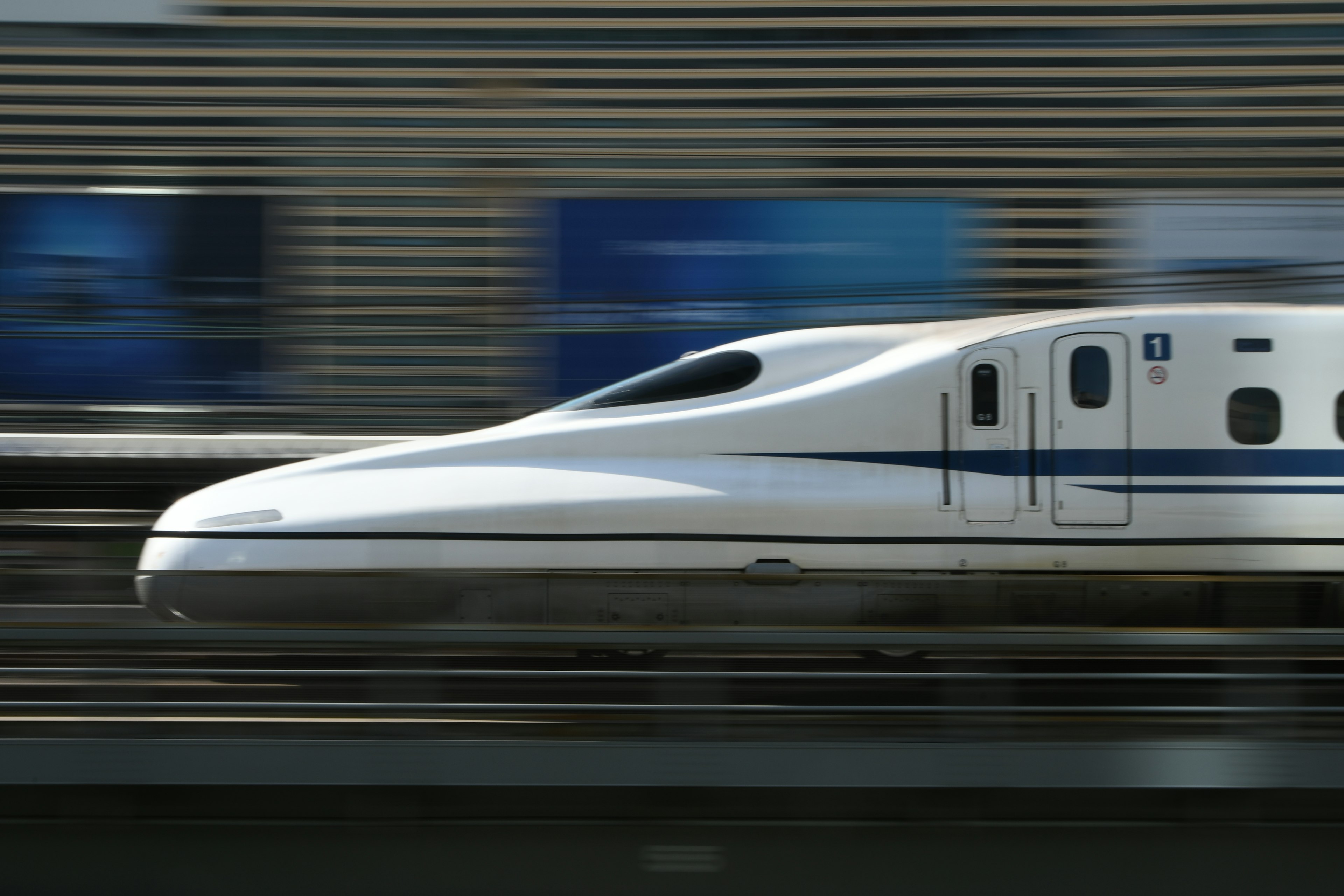 Imagen de un tren Shinkansen moviéndose a alta velocidad