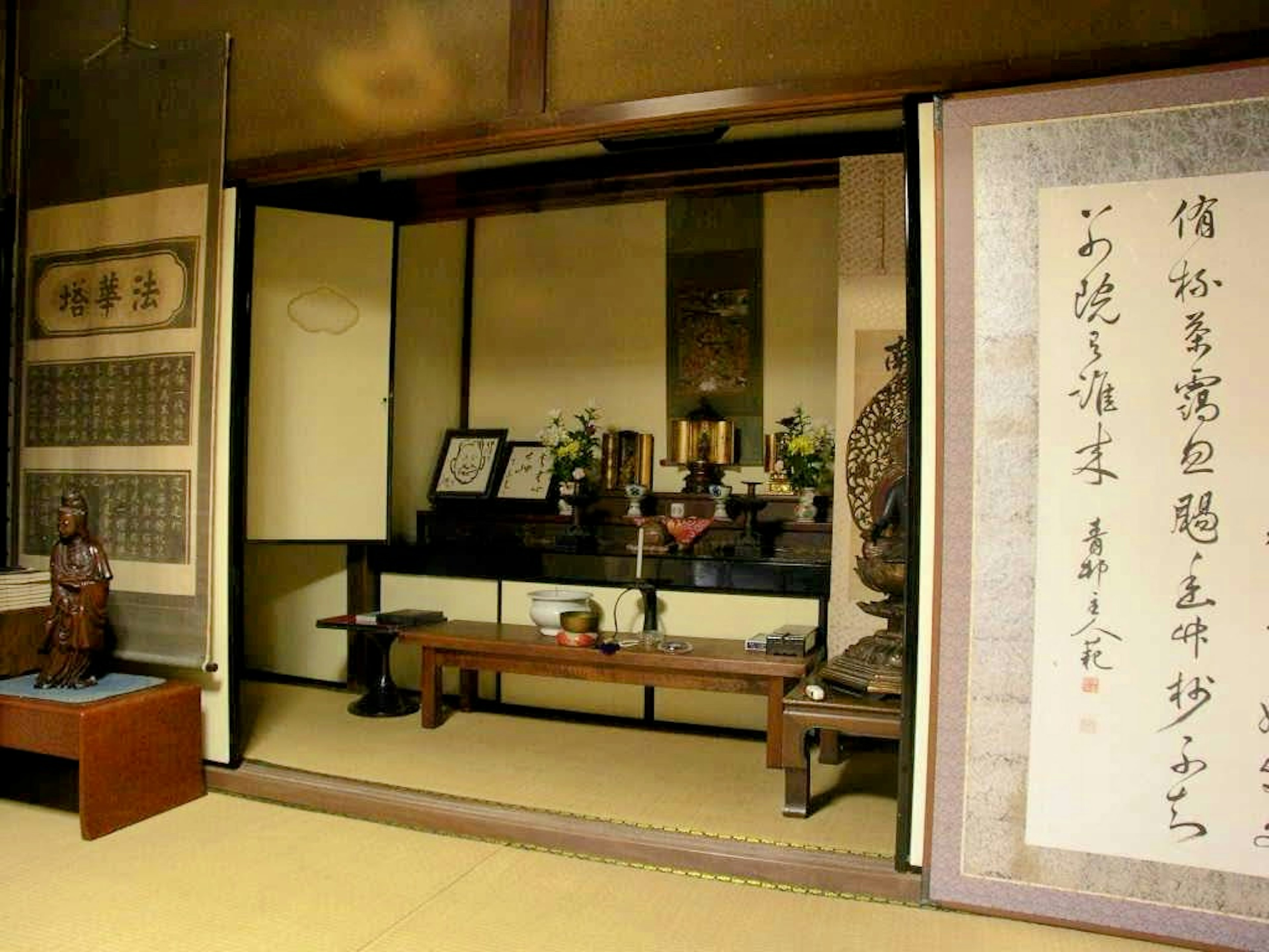 Habitación tradicional japonesa con un altar y rollos colgantes en una atmósfera serena