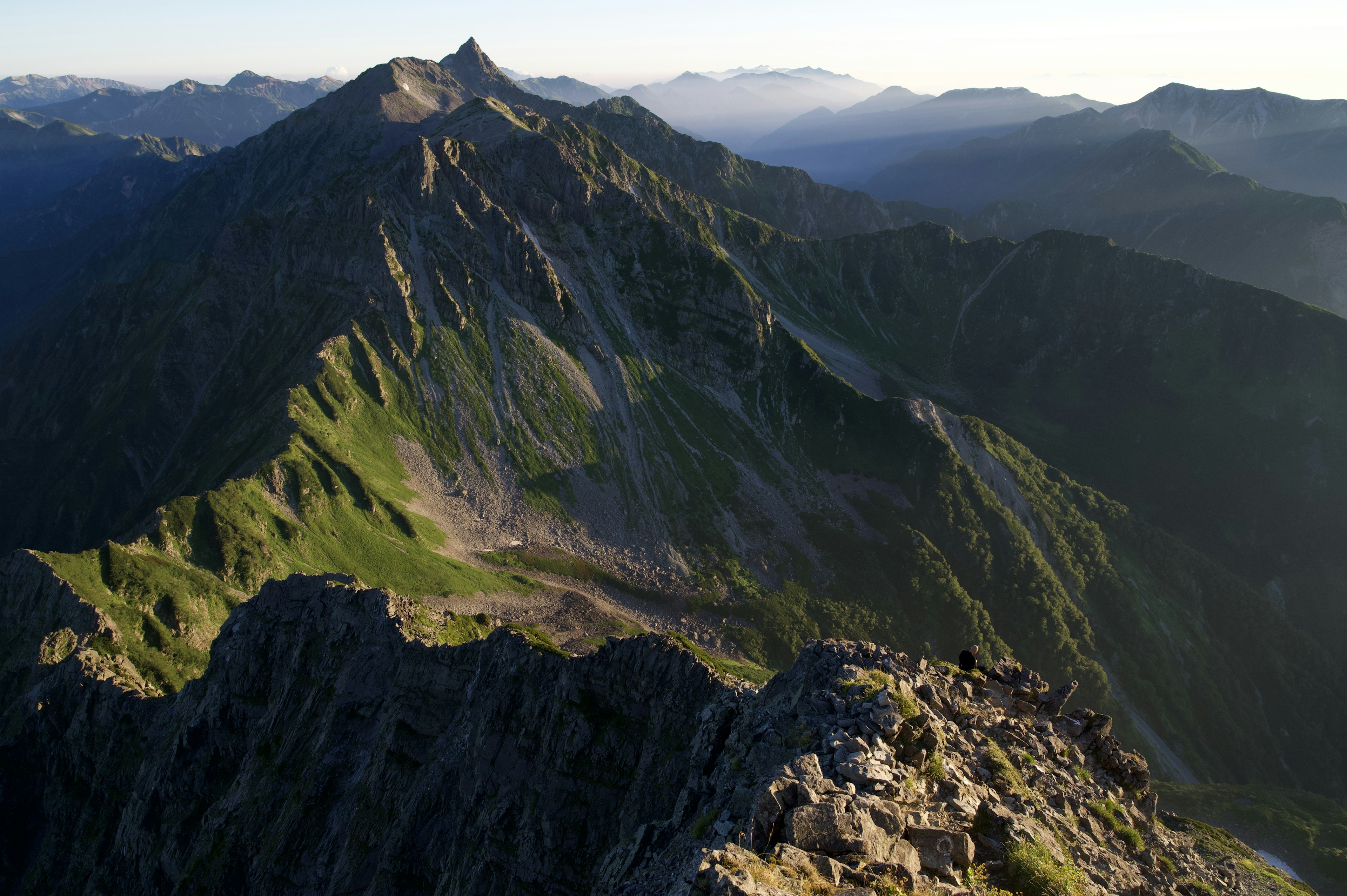 美丽的山脉风景，绿坡与岩石山峰