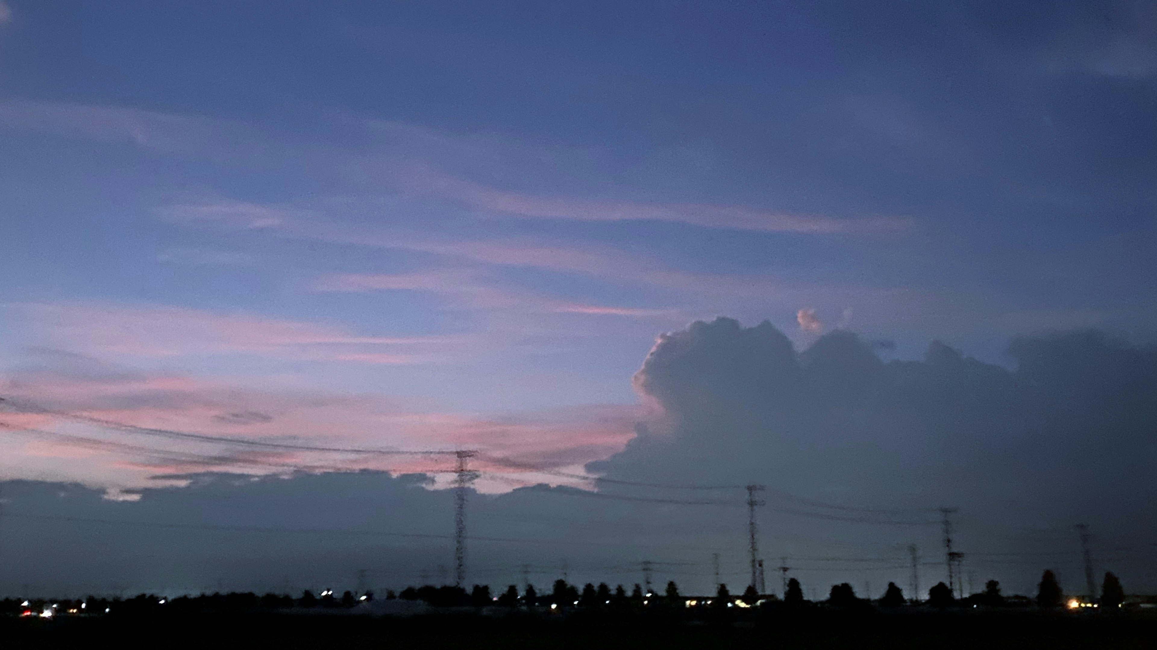 夕焼けの青い空と薄い雲が広がる風景