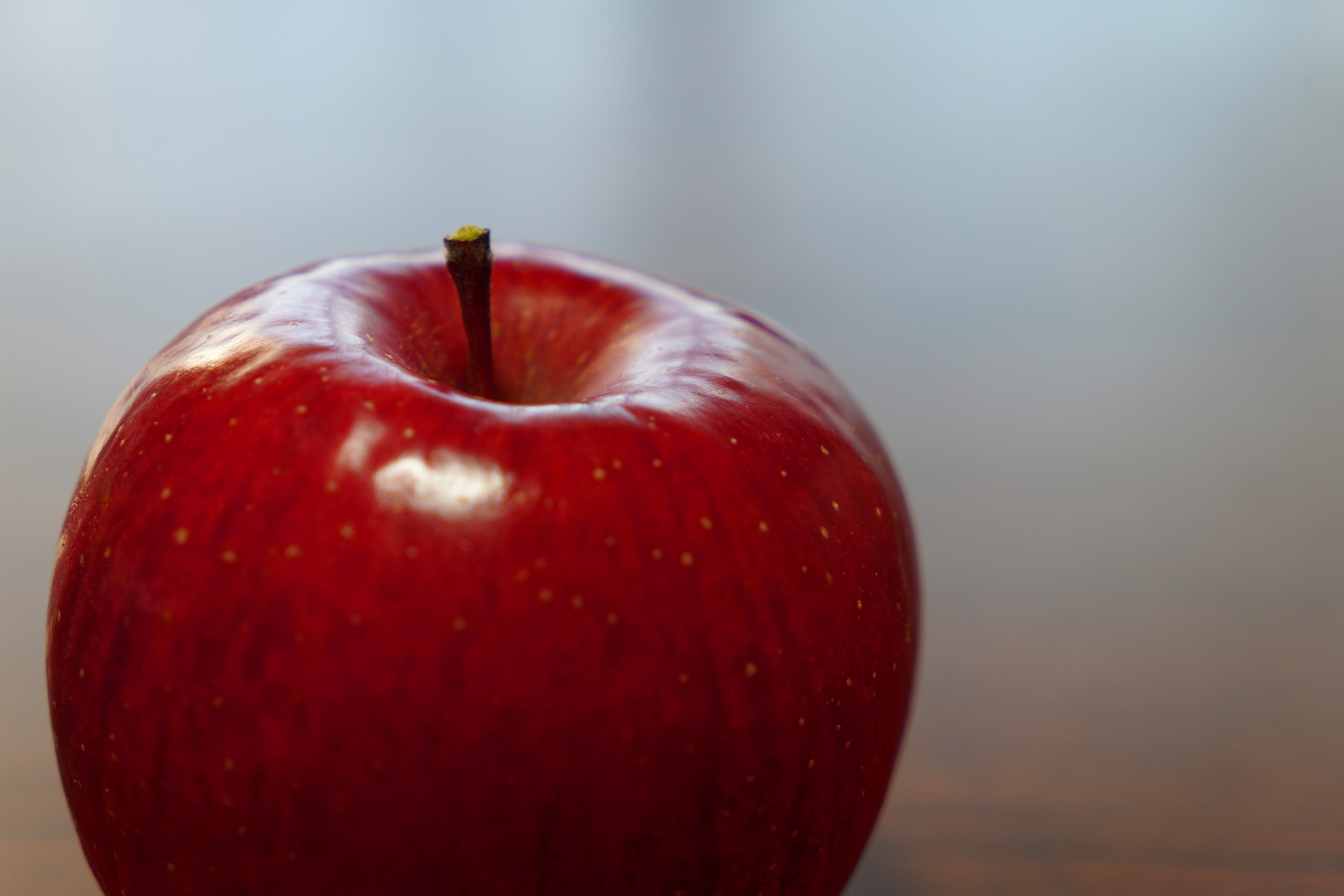 Gros plan d'une pomme rouge sur une table