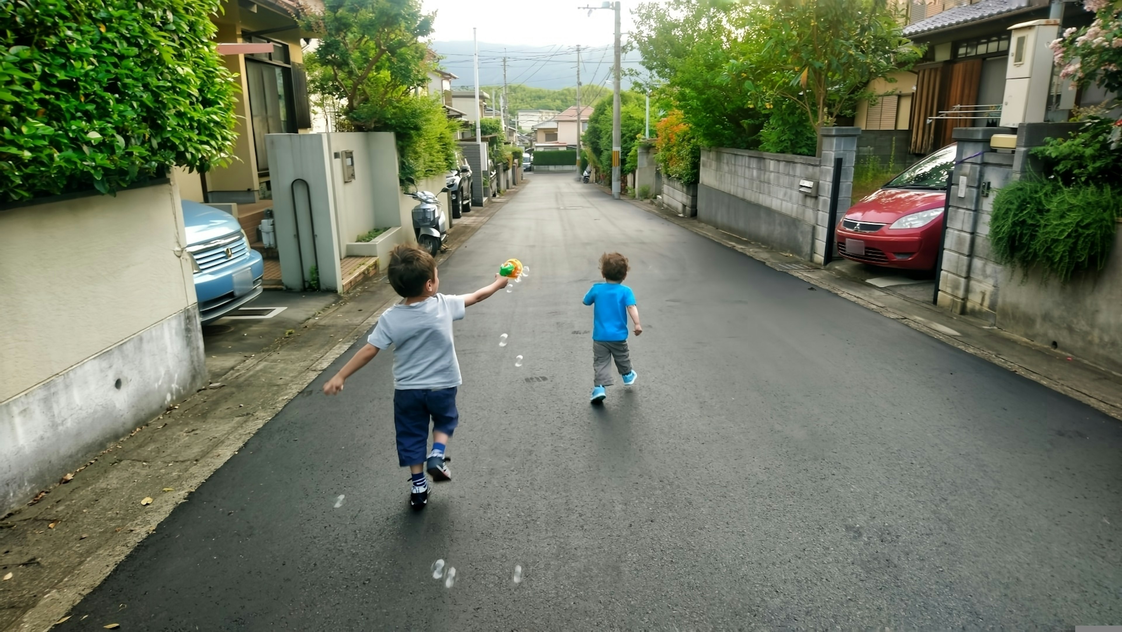 Deux enfants marchant dans une rue résidentielle entourée de verdure et de maisons