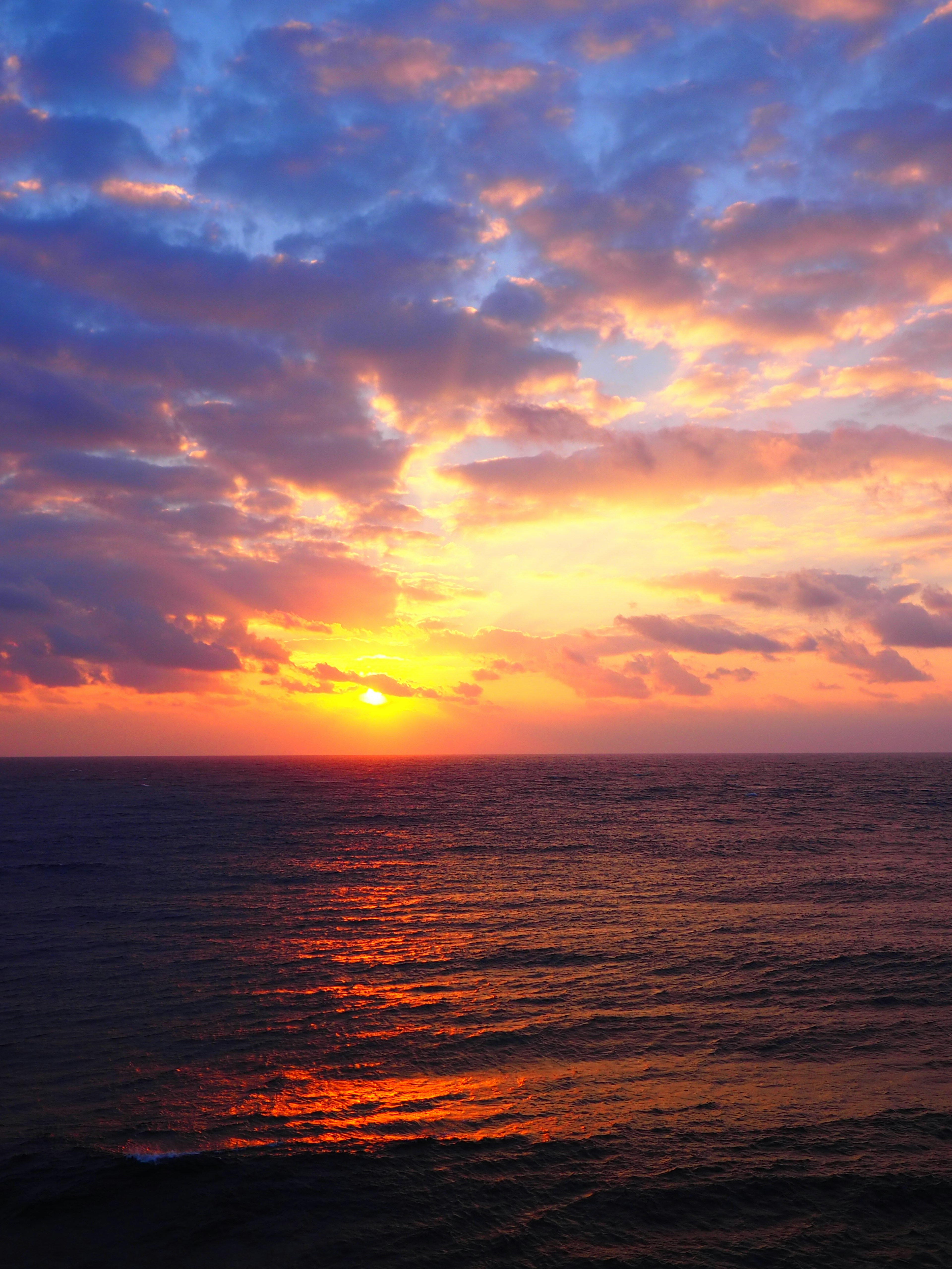 Magnifique coucher de soleil sur l'océan avec des nuages colorés dans le ciel