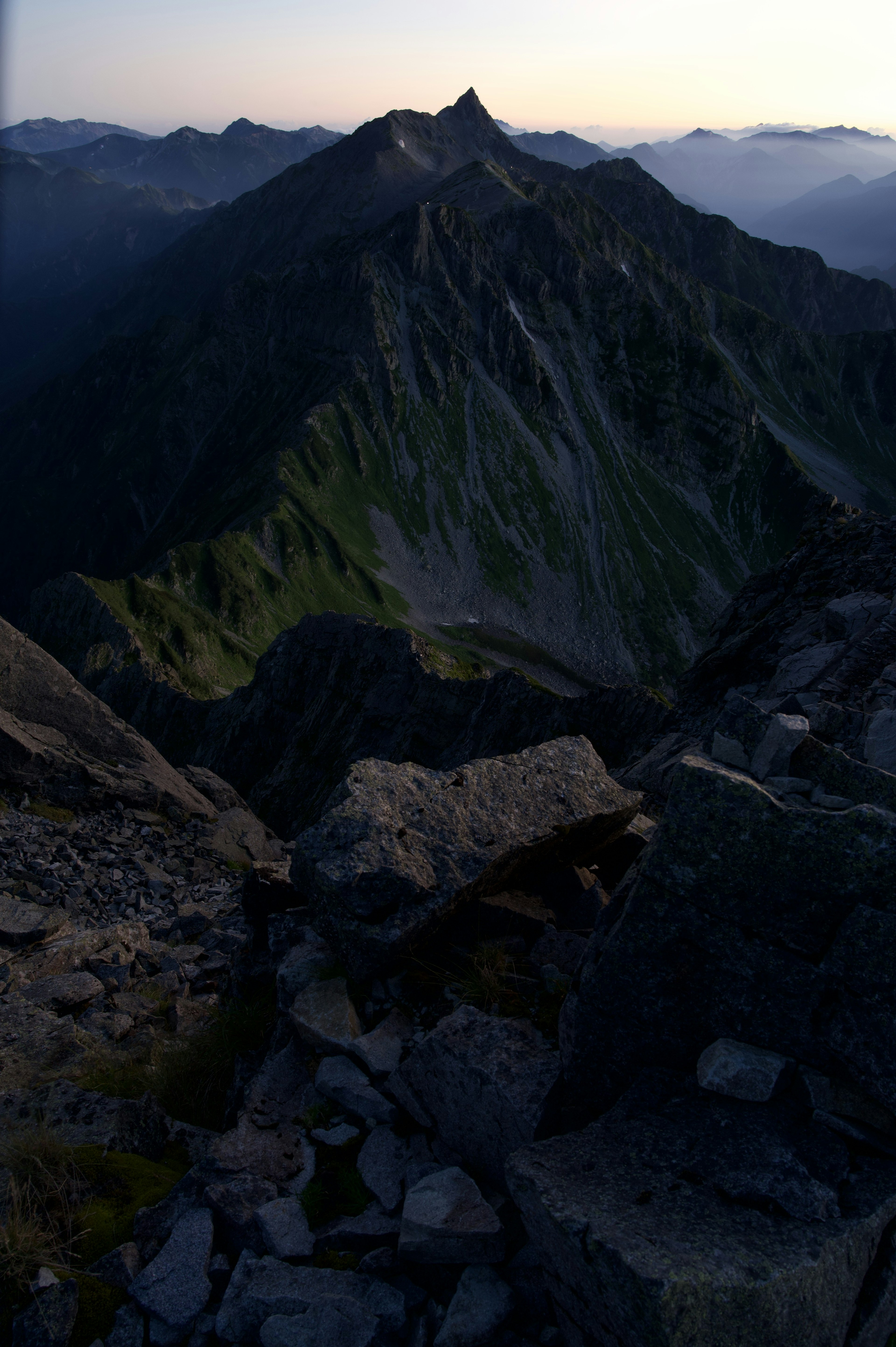 Dunkle Berglandschaft mit scharfer Gipfelsilhouette