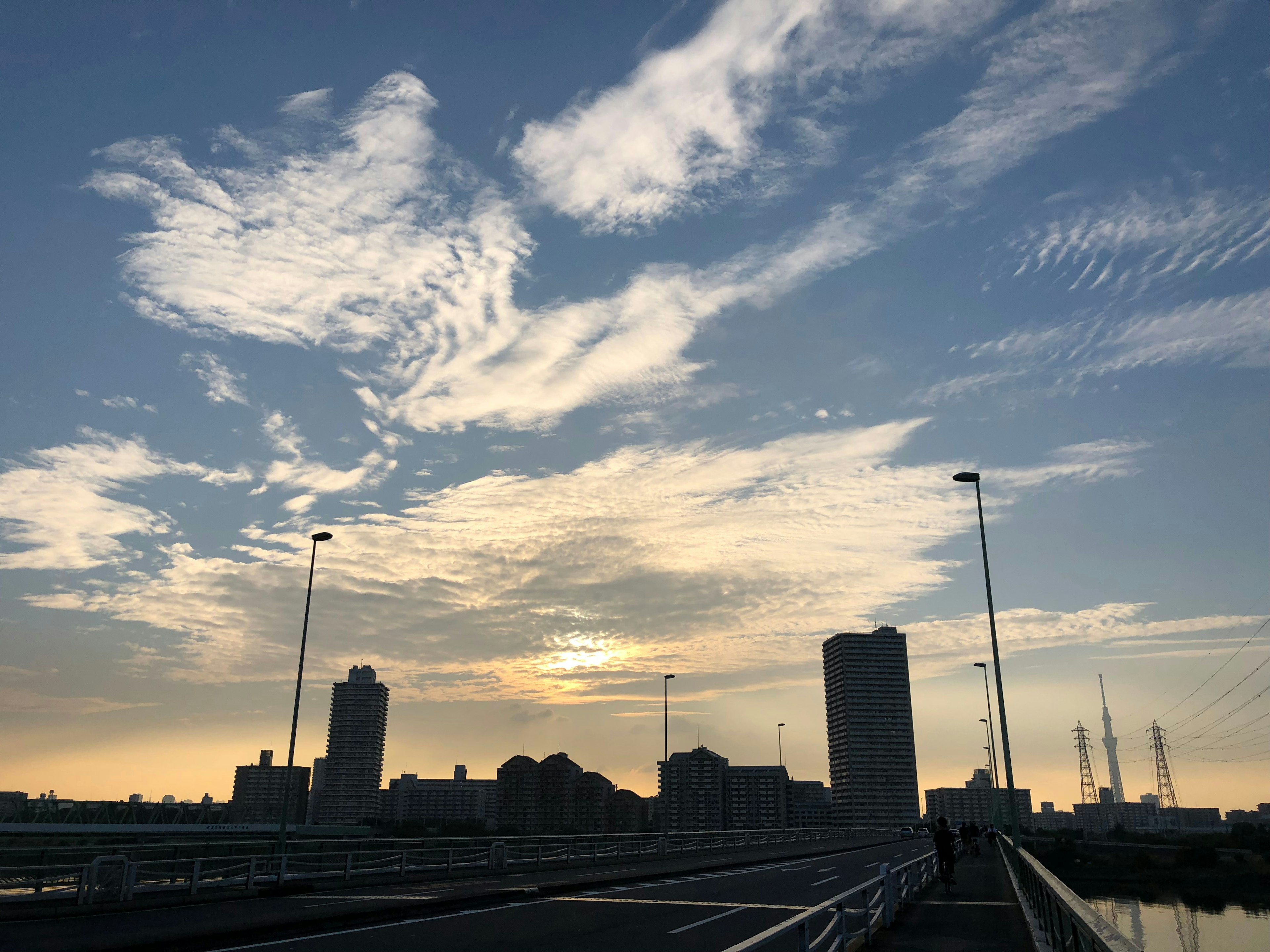 Bellissimo skyline di una città al crepuscolo con nuvole e tramonto