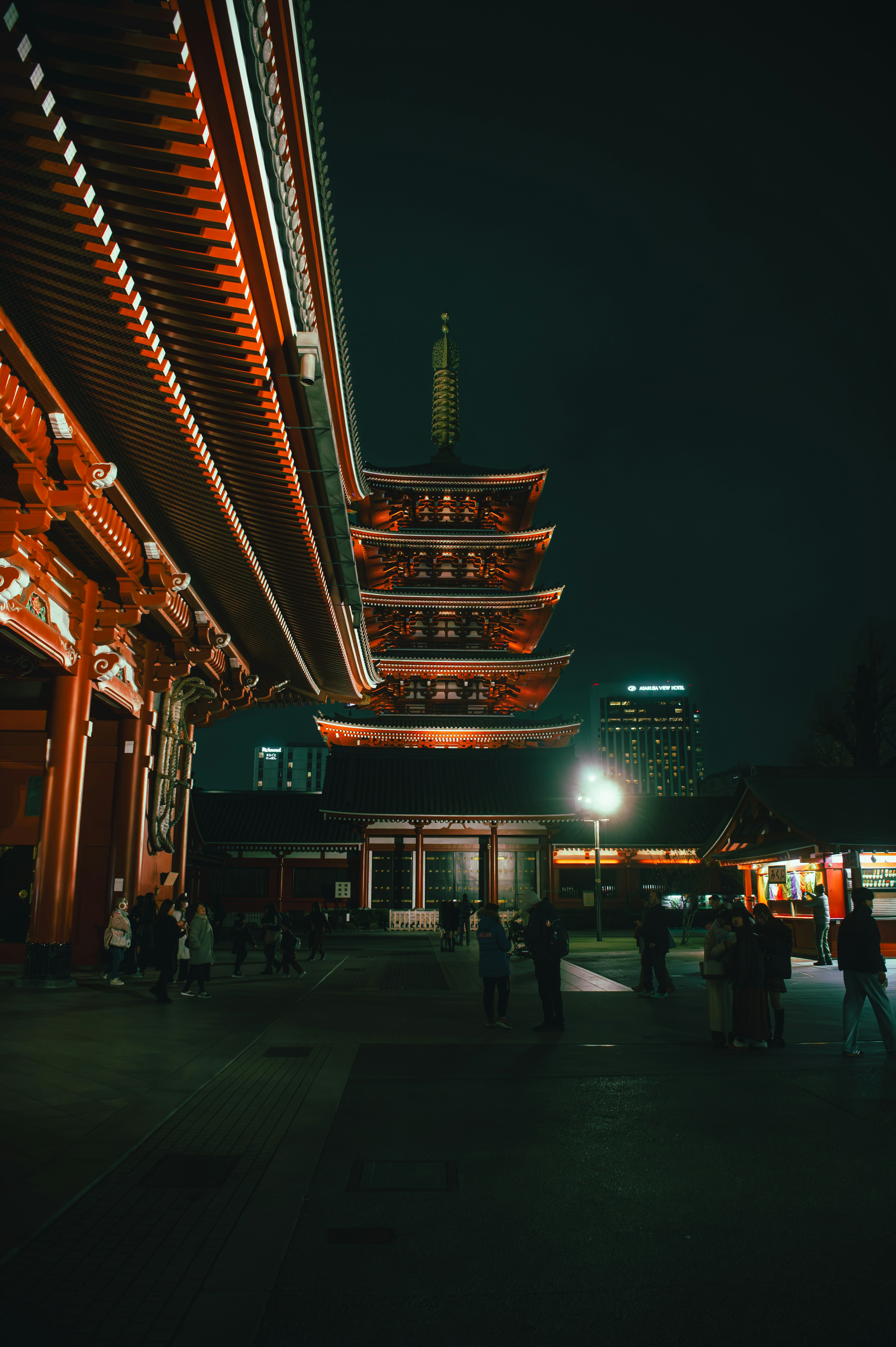 Schöne Gebäude des Senso-ji-Tempels und fünfstöckige Pagode bei Nacht