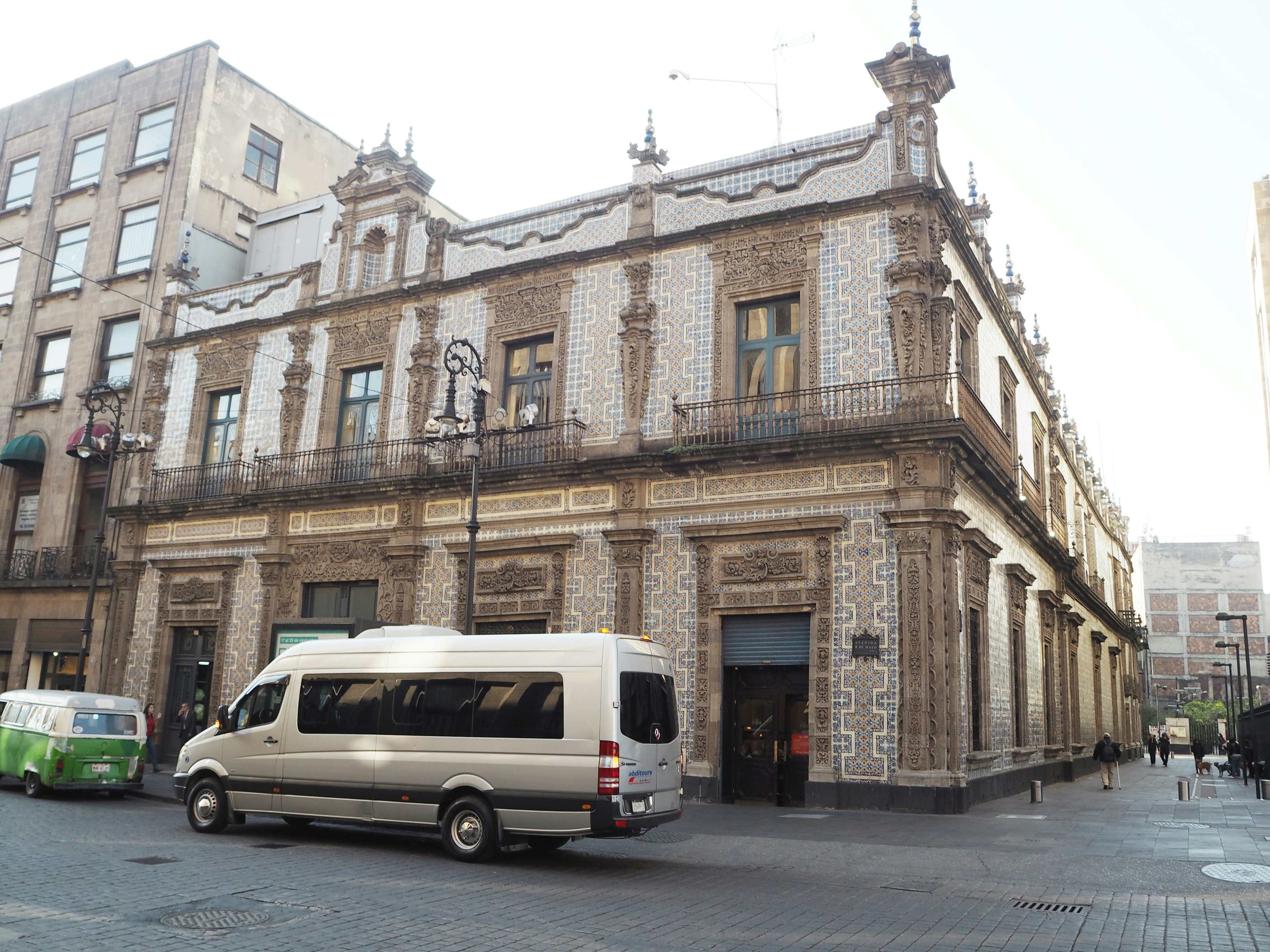 Fachada de un edificio histórico con azulejos decorativos