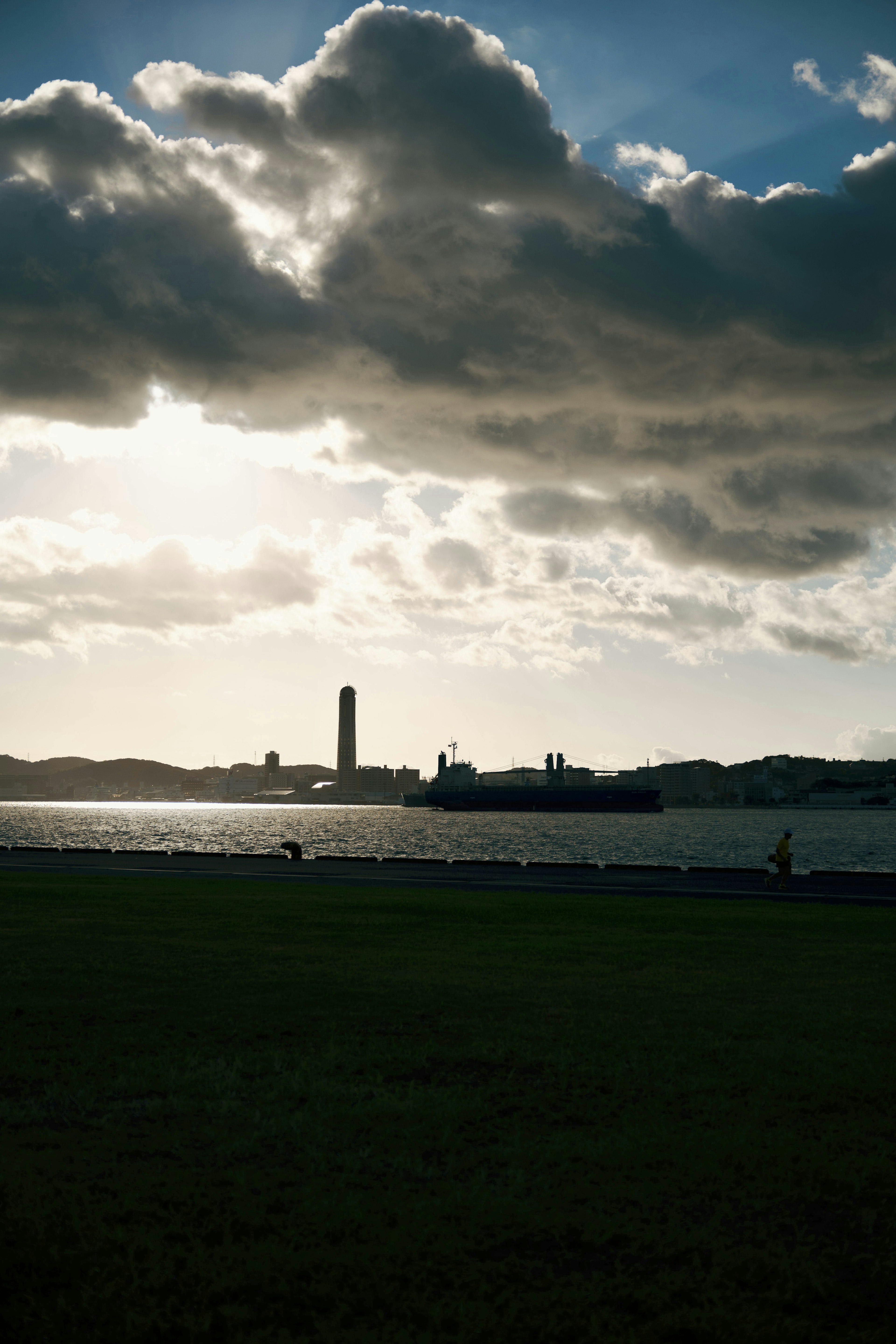 海辺の景色と雲のある空が広がる風景