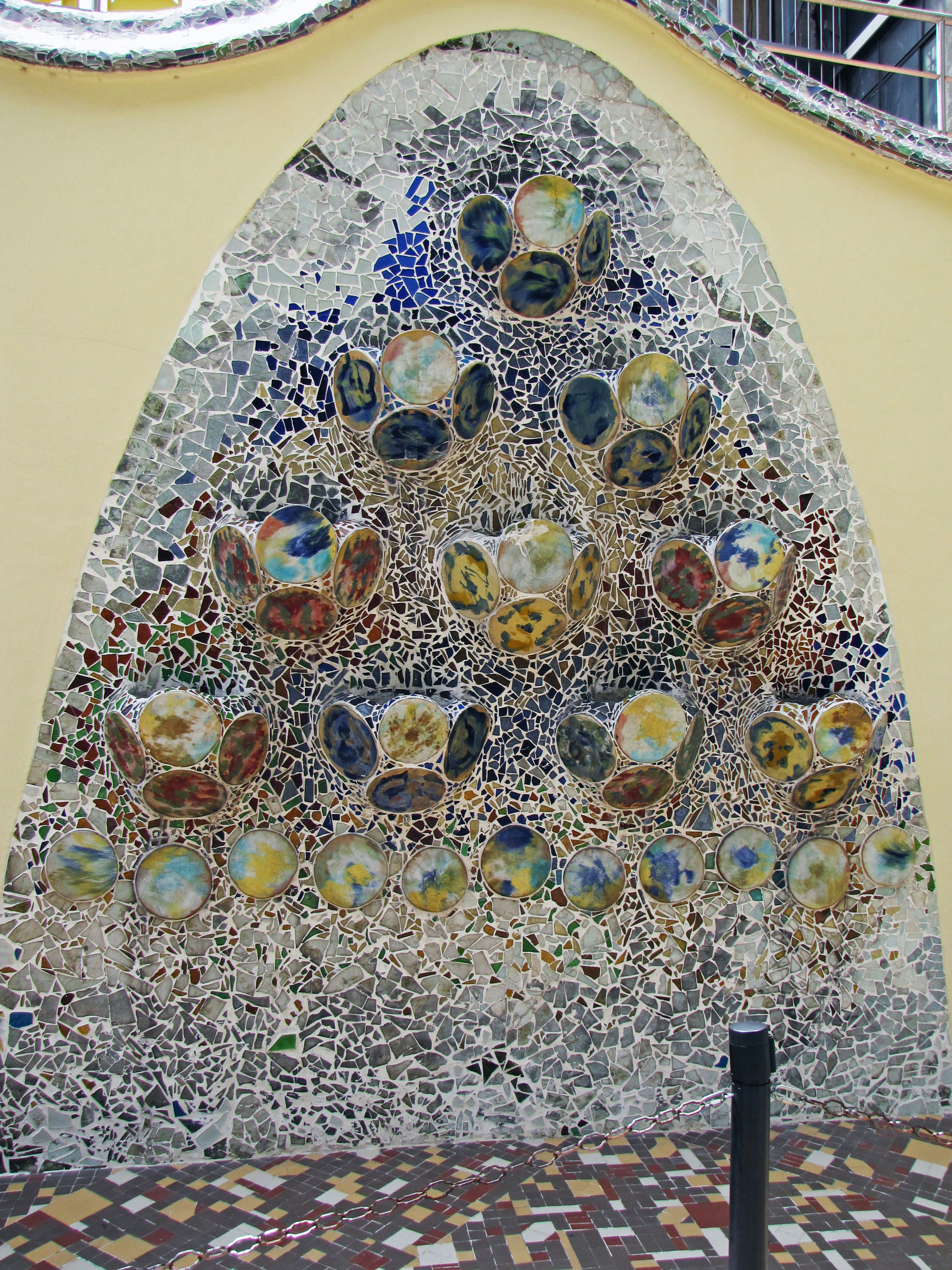 Bức tường gạch mosaic màu sắc với thiết kế hoa tại Casa Batlló