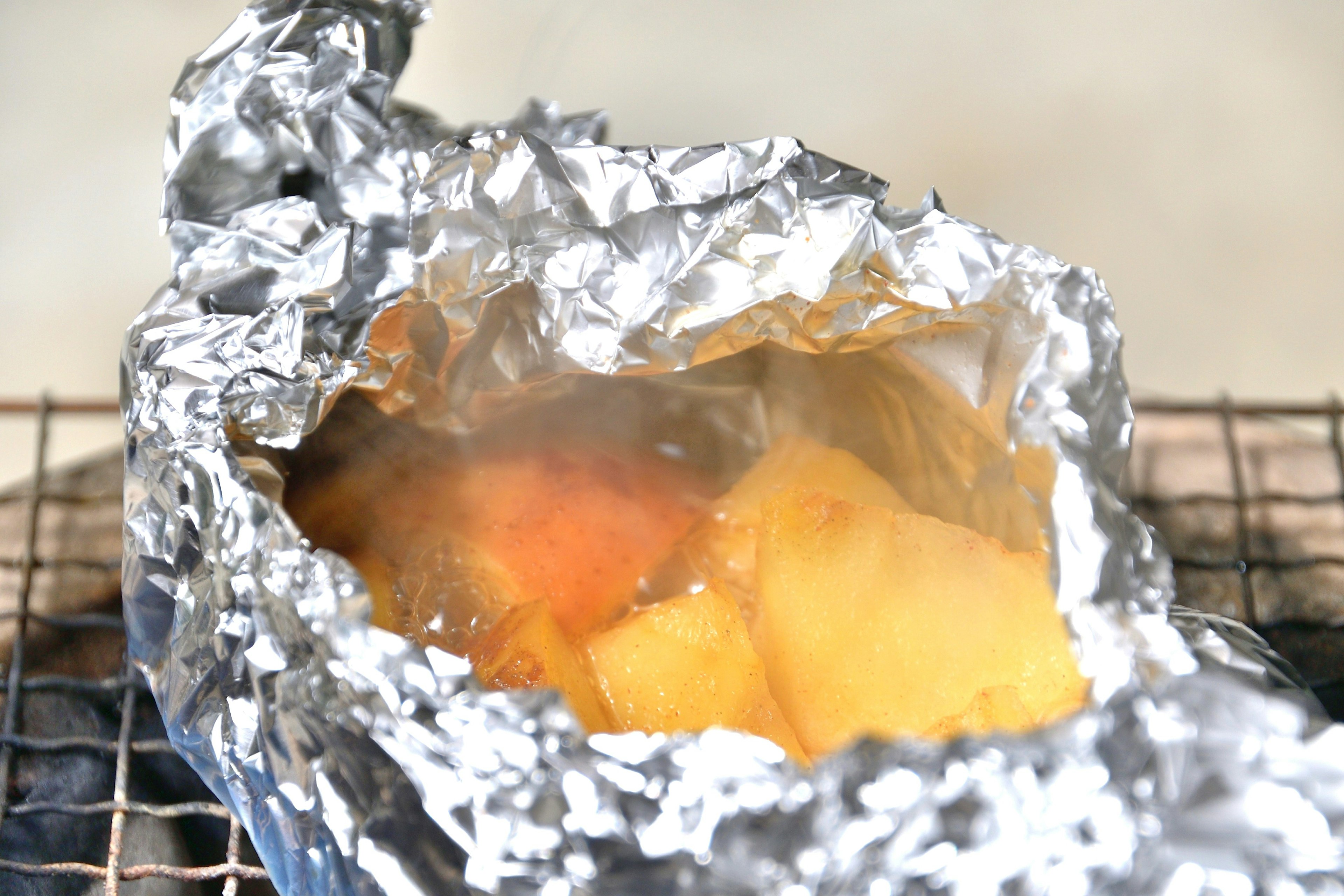 Comida al vapor envuelta en papel de aluminio con vapor visible