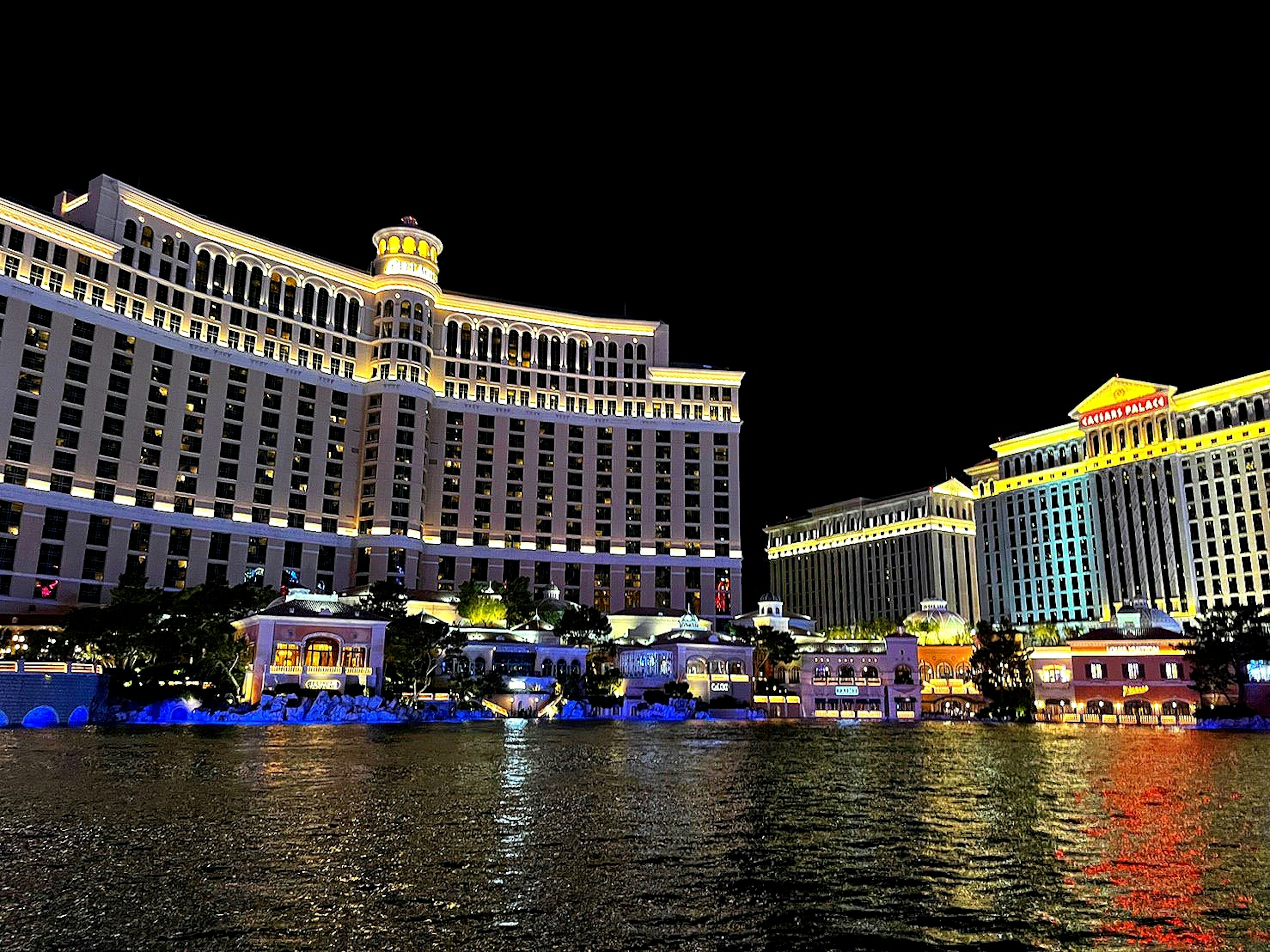 Vista notturna del Bellagio Hotel e del Caesars Palace a Las Vegas