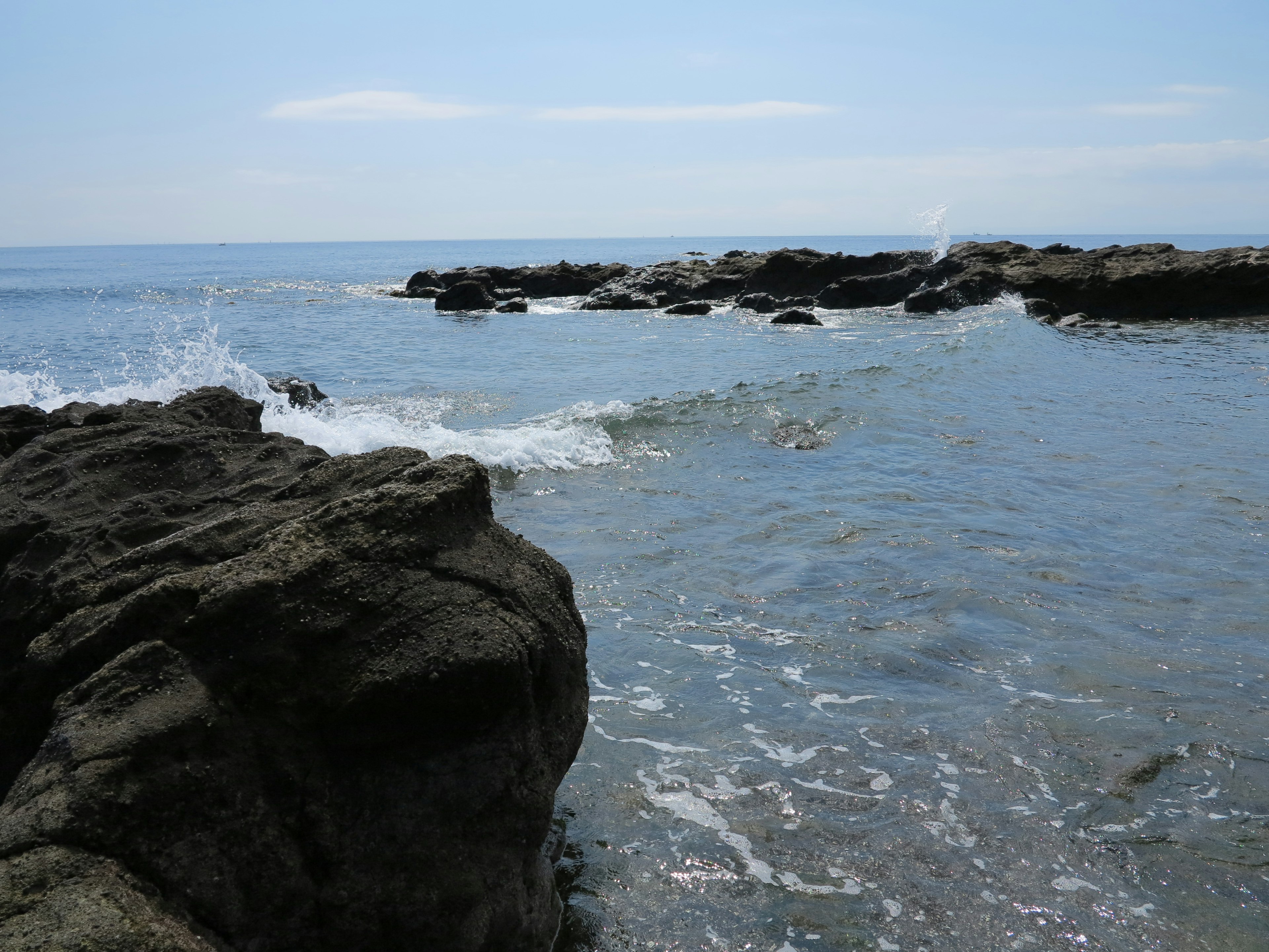 海岸场景，有岩石和温和的波浪