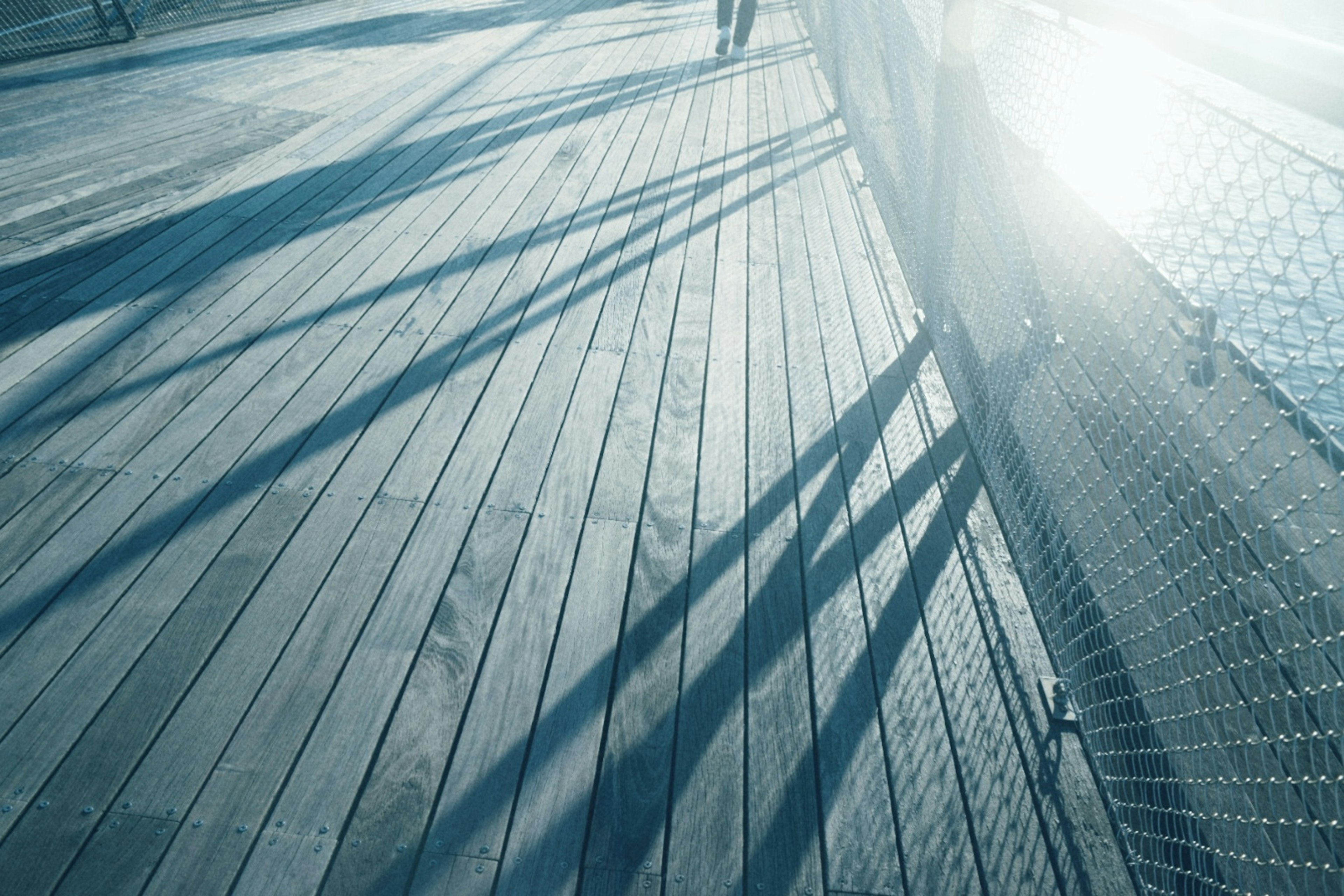 Foto de una plataforma de madera con luz azul y sombras