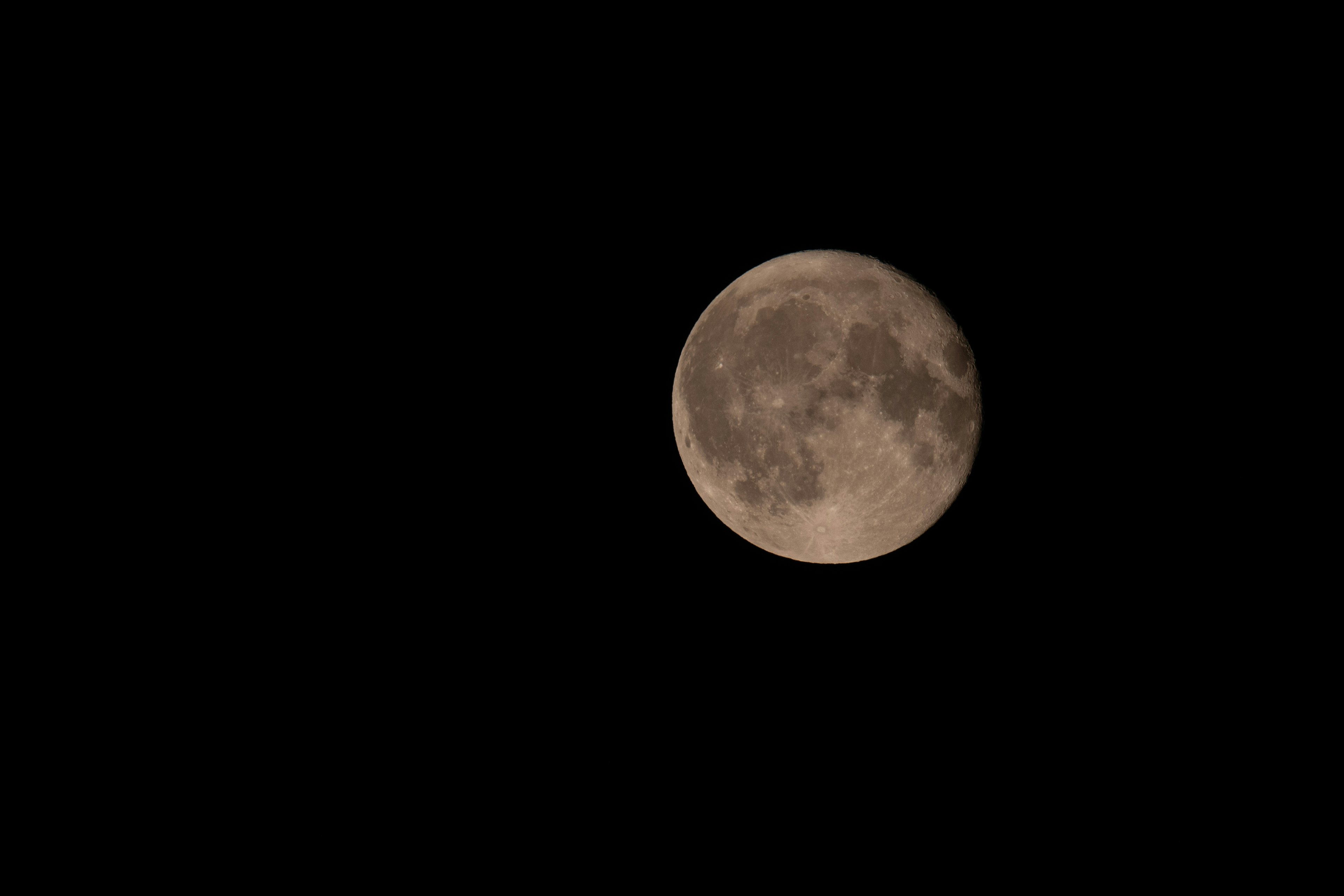 Image détaillée d'une pleine lune dans le ciel nocturne