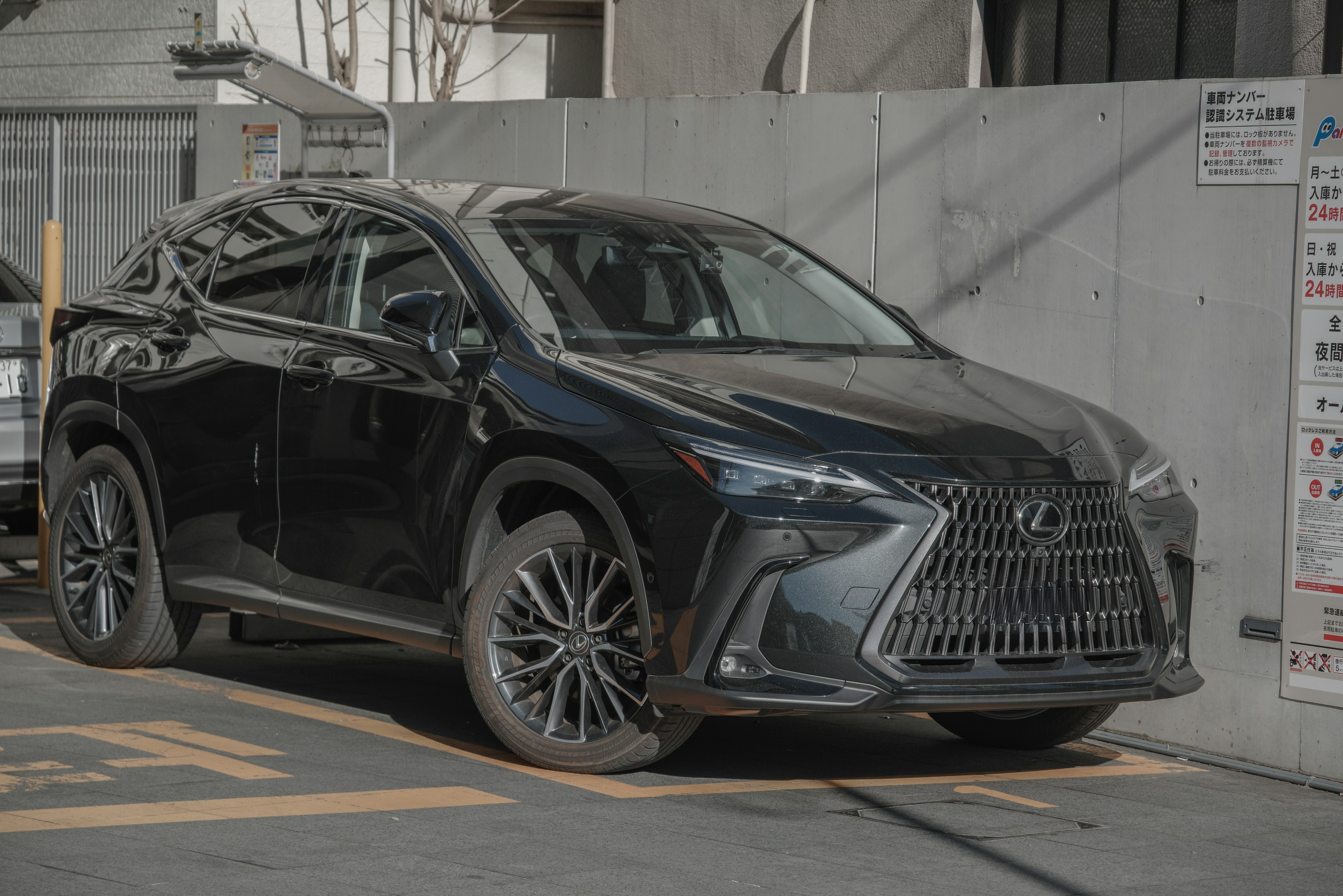 Lexus NX hitam diparkir di tempat parkir