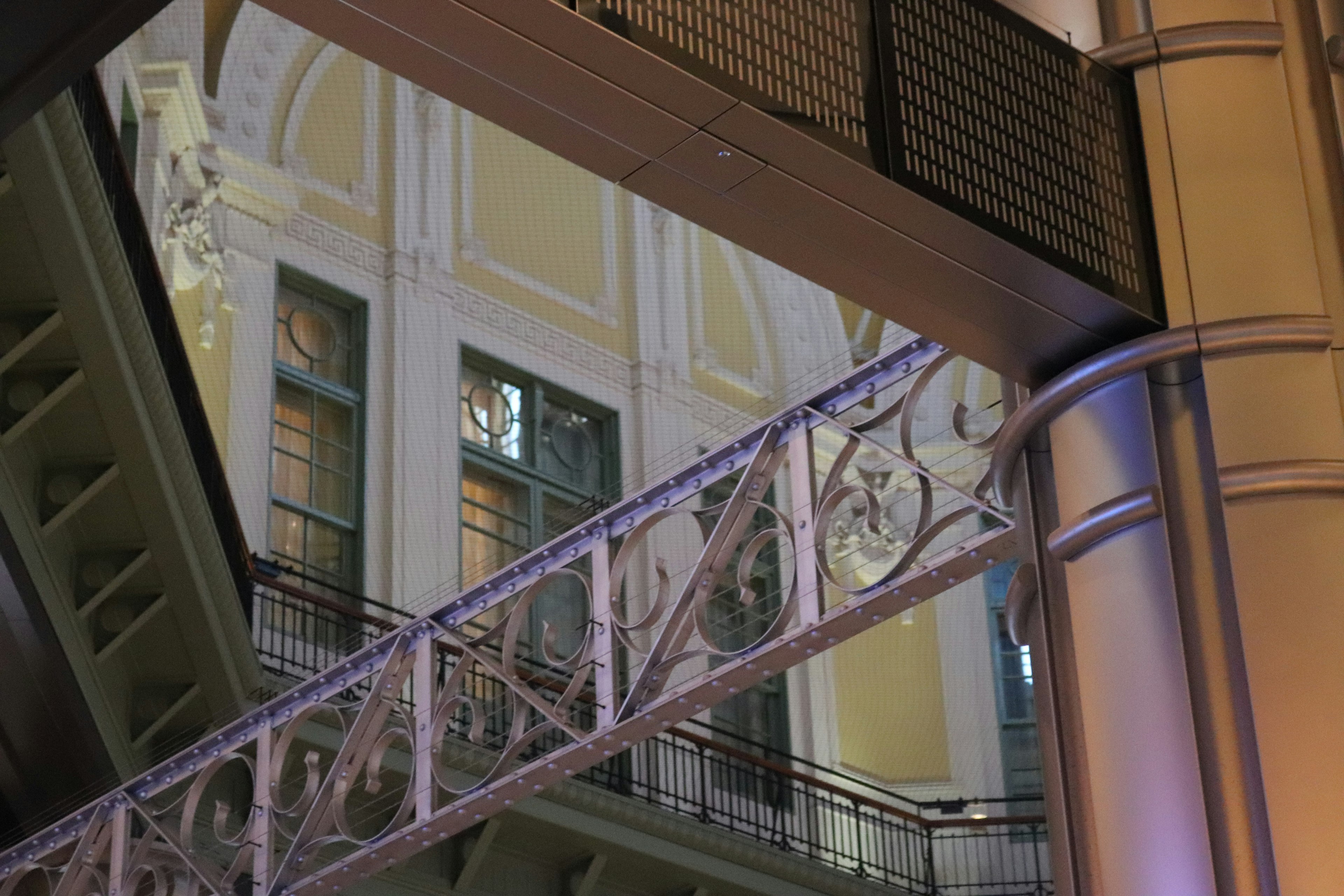 Intérieur d'un bâtiment avec un arc métallique décoratif et de belles fenêtres