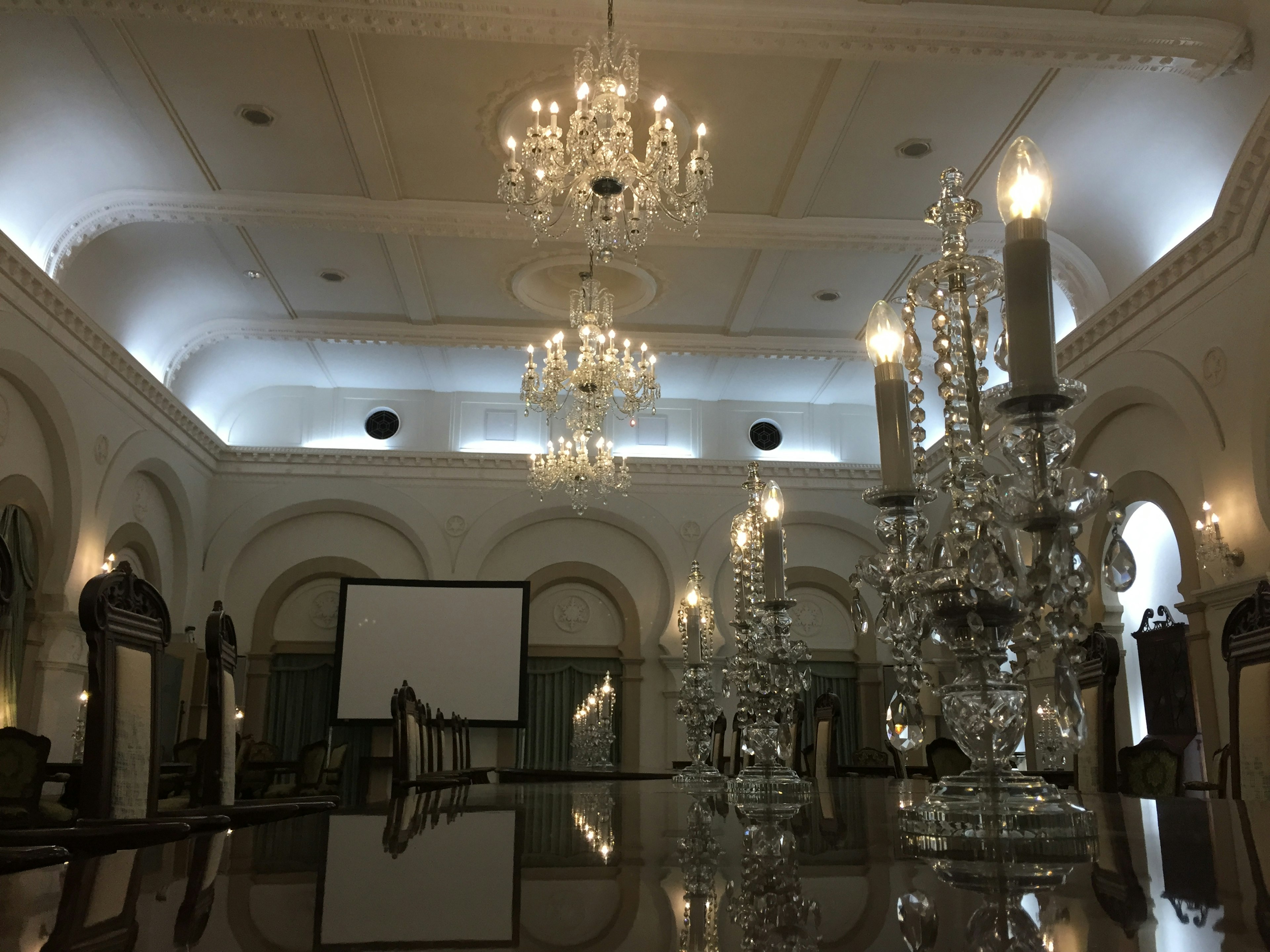 Interior de sala de conferencias elegante con candelabros lujosos