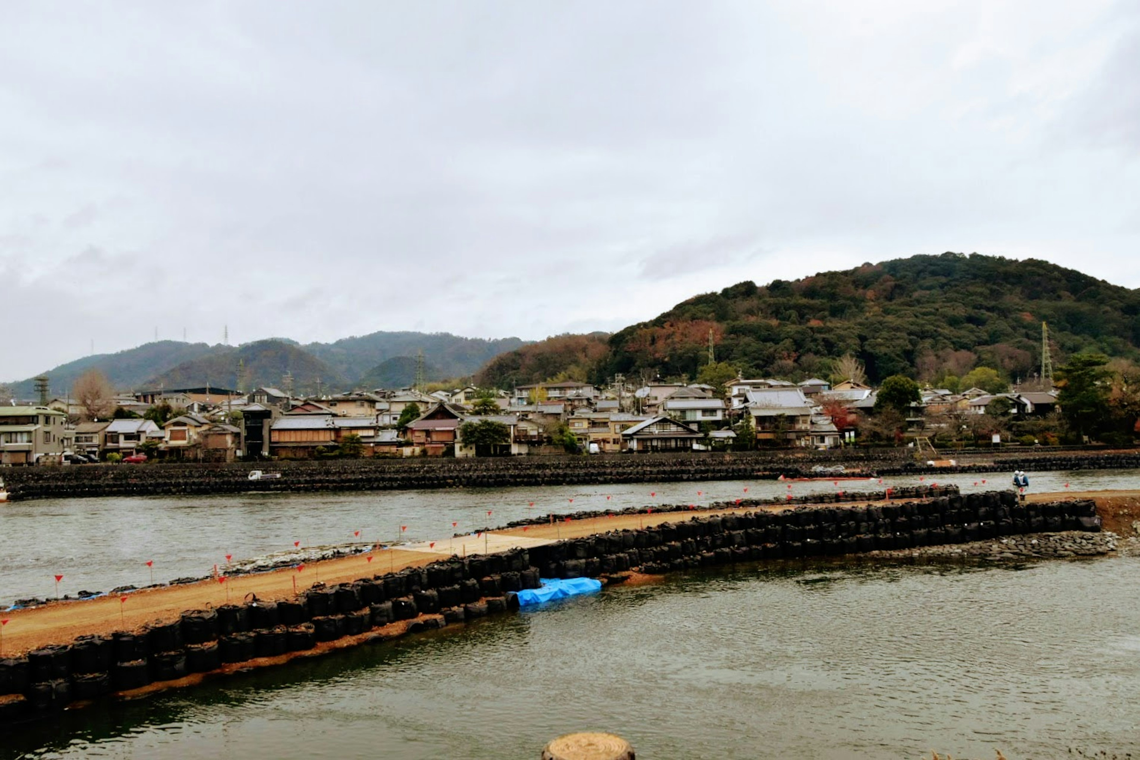 静かな海港の風景に沿った小さな町と山々