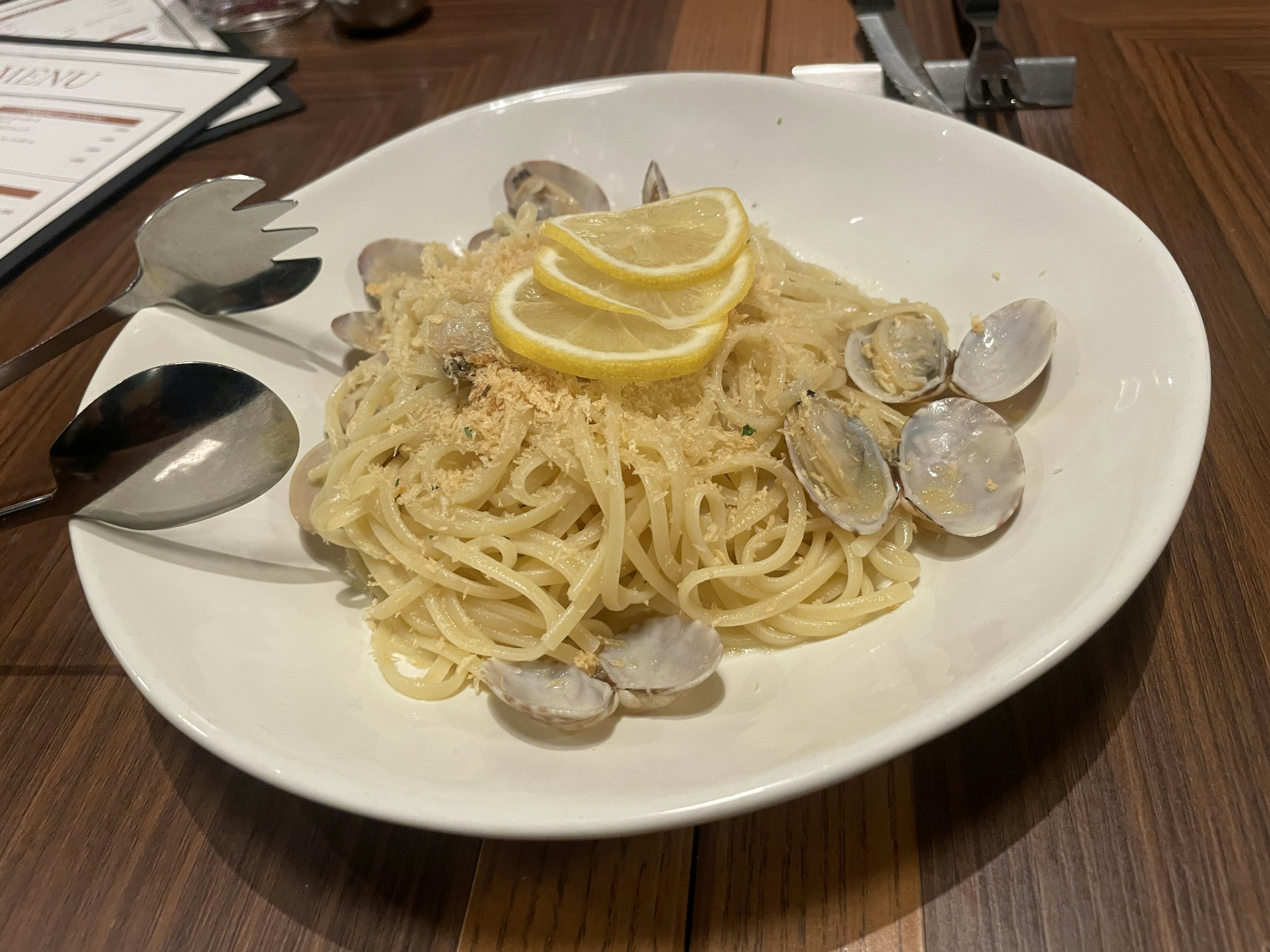 Teller mit Spaghetti und Muscheln, garniert mit Zitronenscheiben