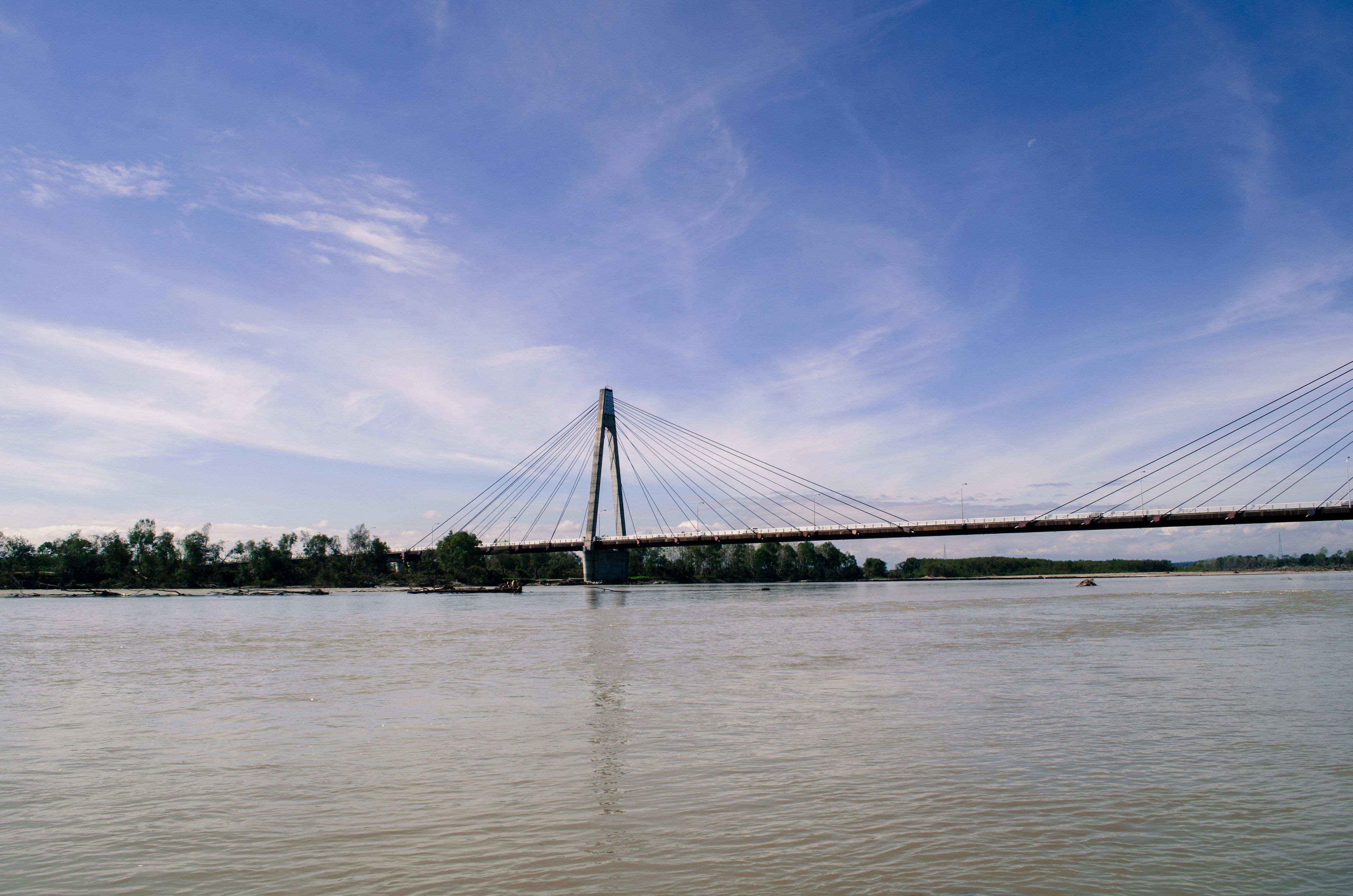 Hängebrücke über den Fluss mit blauem Himmel