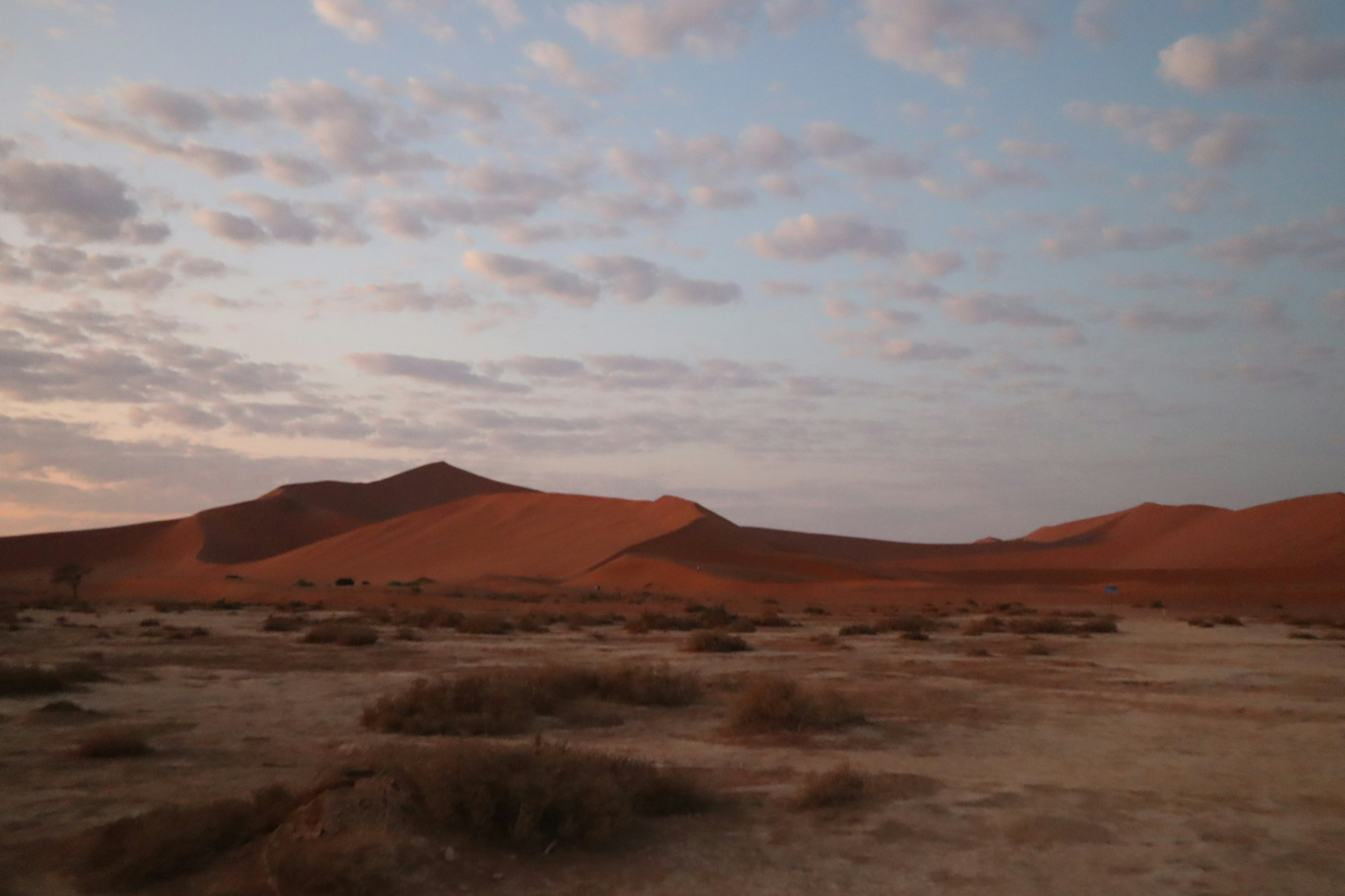 Weite Wüstenlandschaft mit Sonnenuntergangshimmel