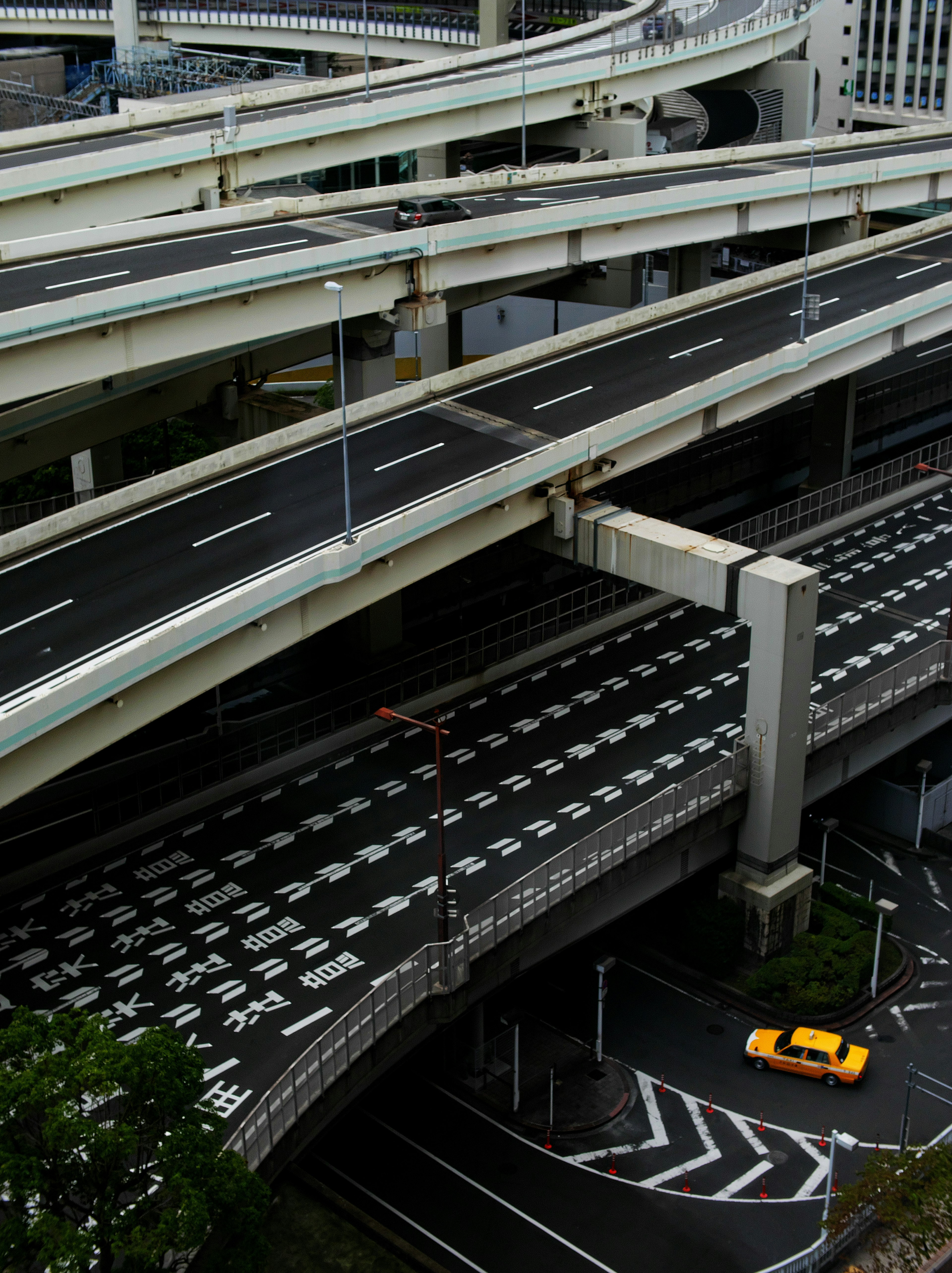 Vue aérienne des autoroutes surélevées et des intersections à Tokyo avec un taxi jaune en évidence