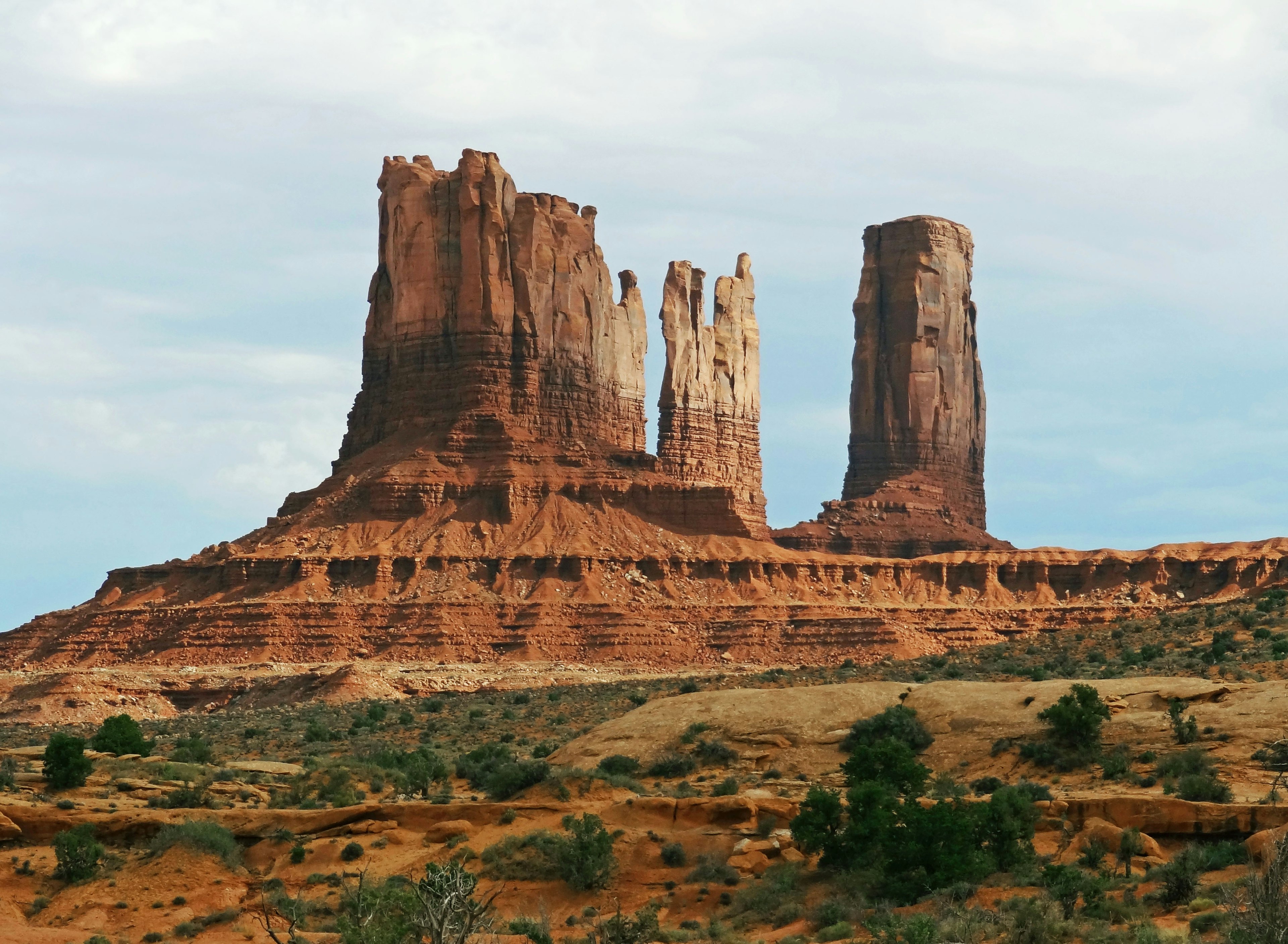 Cảnh quan Monument Valley với những khối đá đỏ cao chót vót